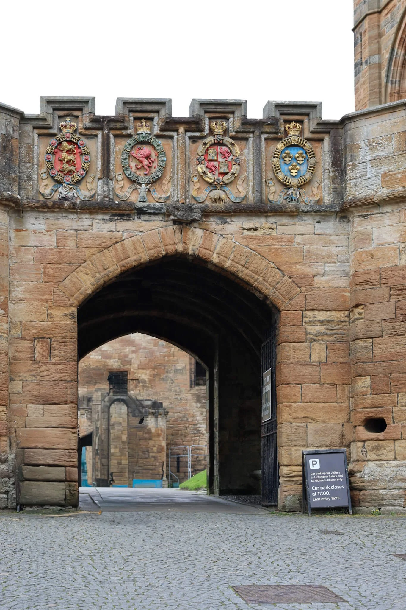 linlithgow-palace-archway-entrance-scotland.jpg