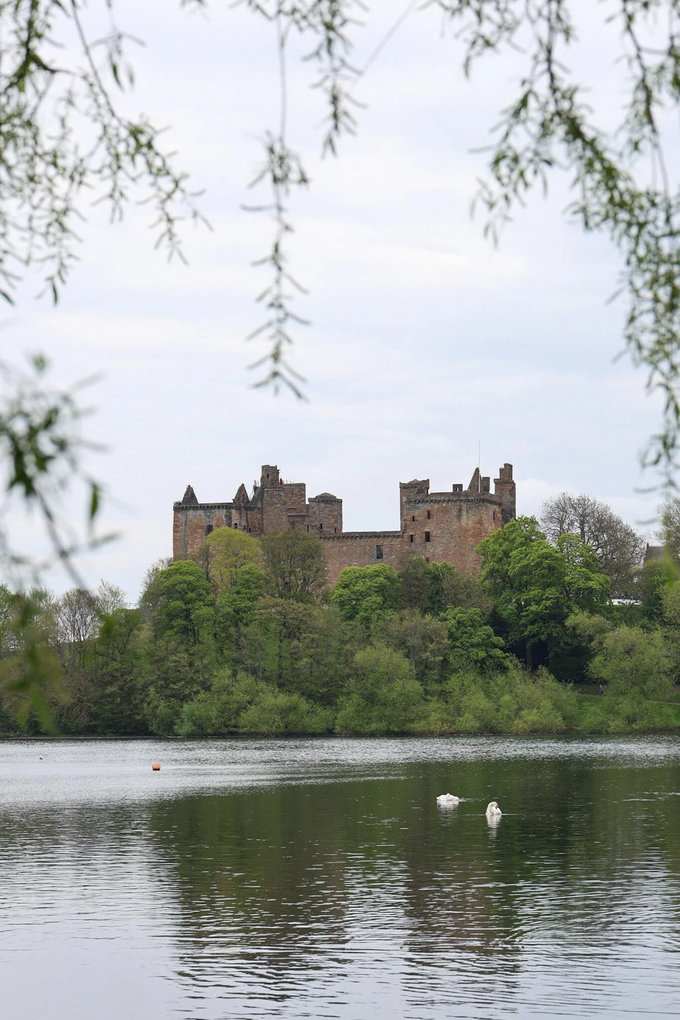 linlithgow-loch-and-palace-scotland.jpg