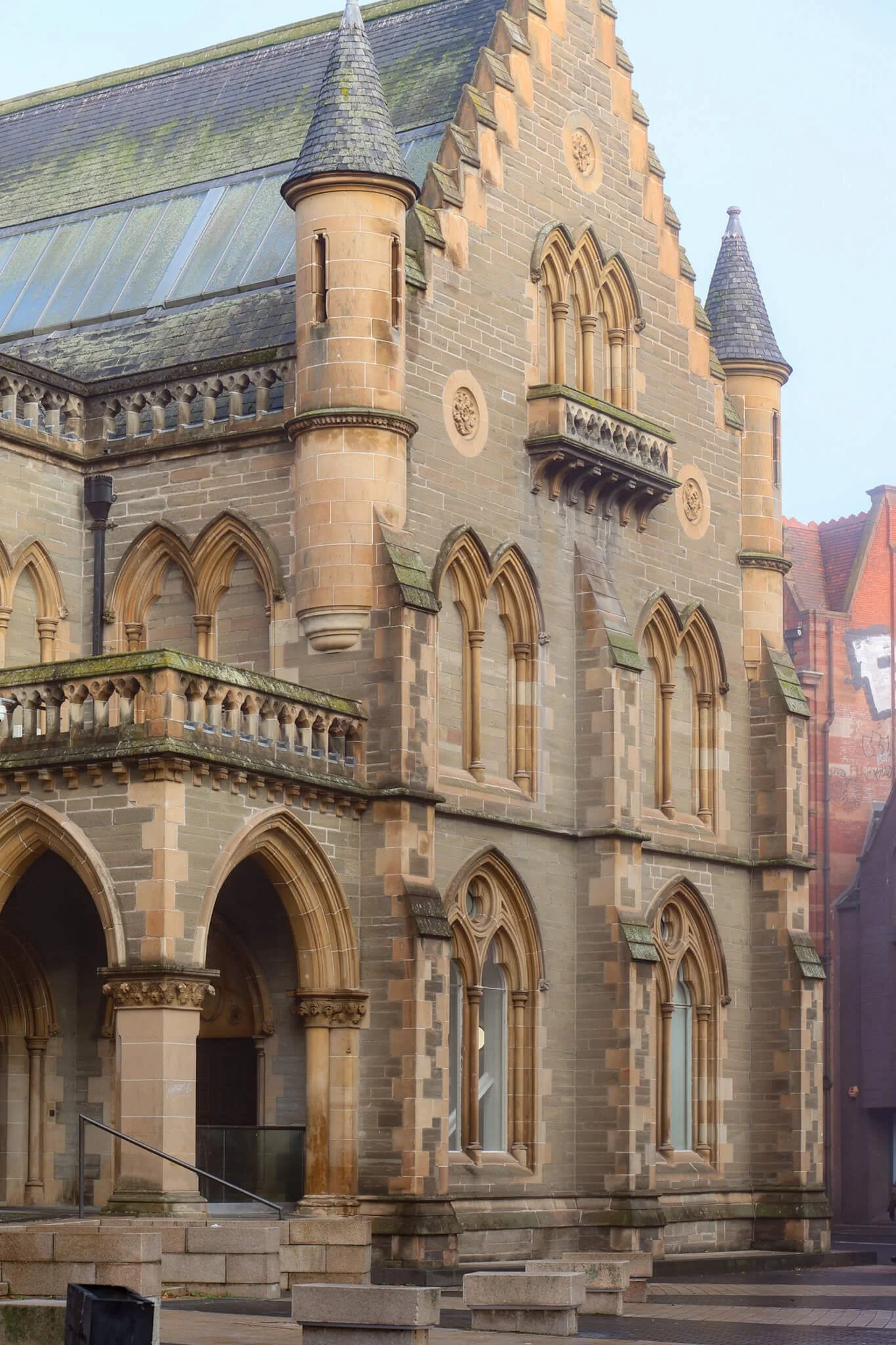 dundee-mcmanus-museum-exterior-scotland.jpg