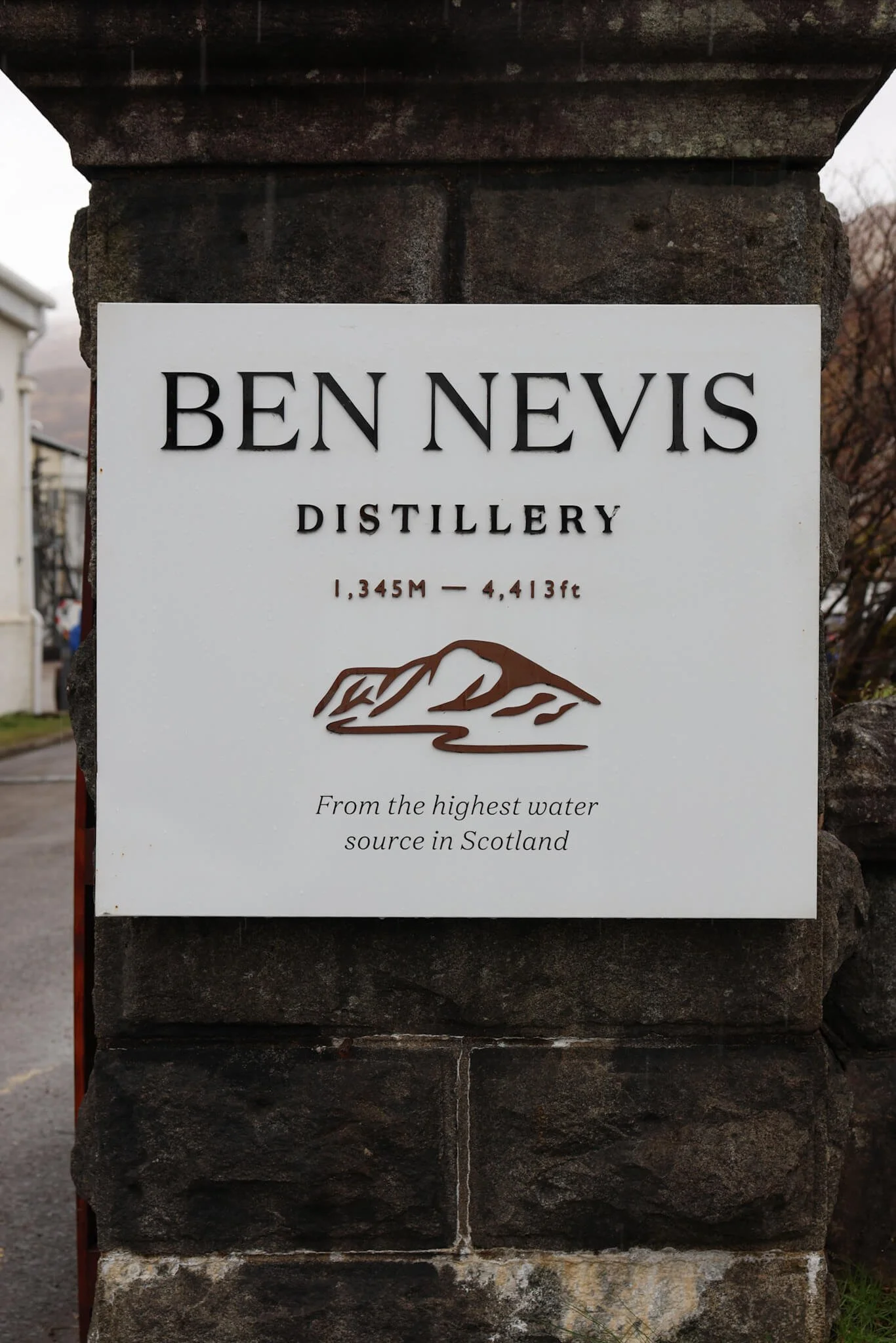 Fort-William-whisky-distillery-entrance.jpg