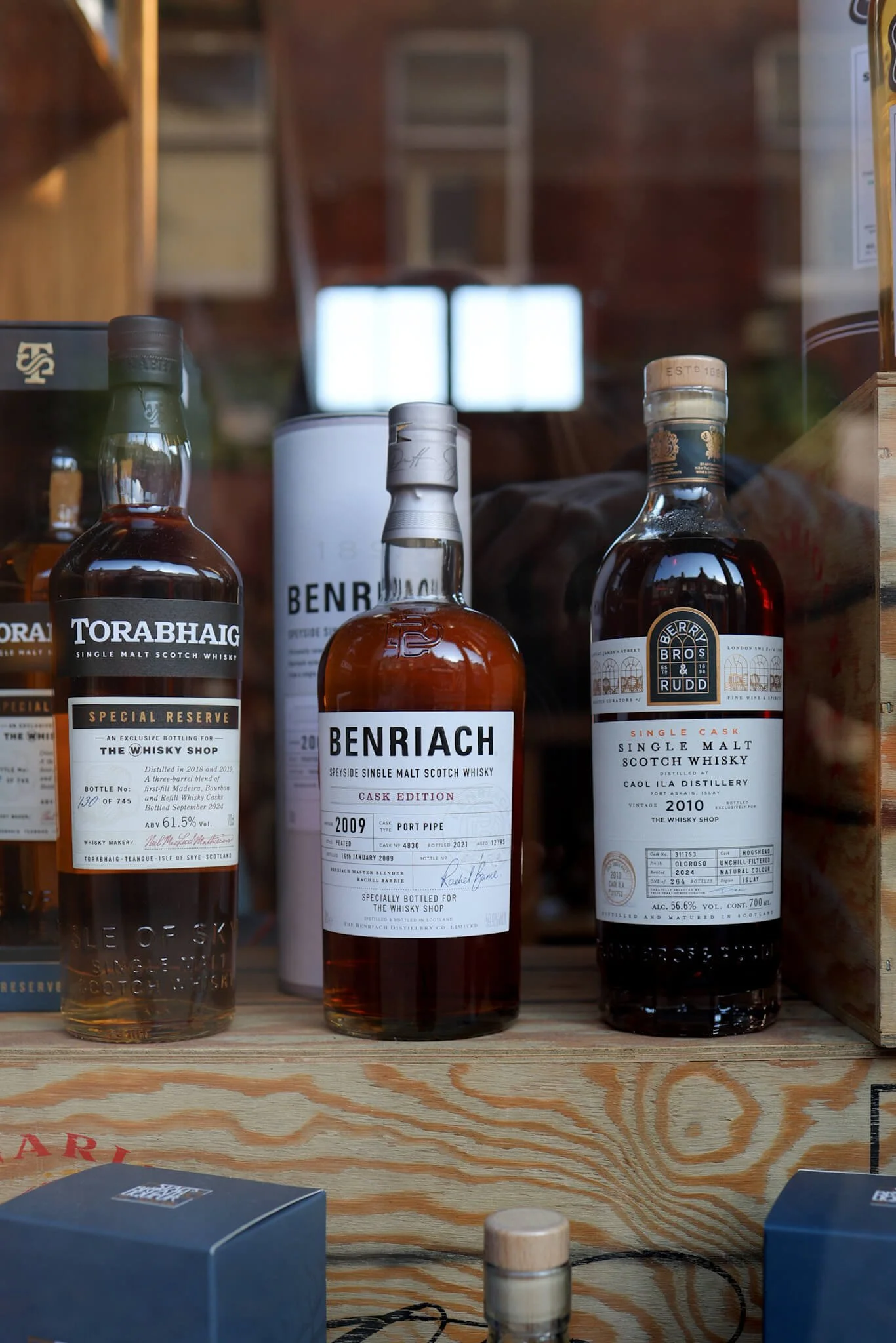 Fort-William-whisky-shop-bottles.jpg