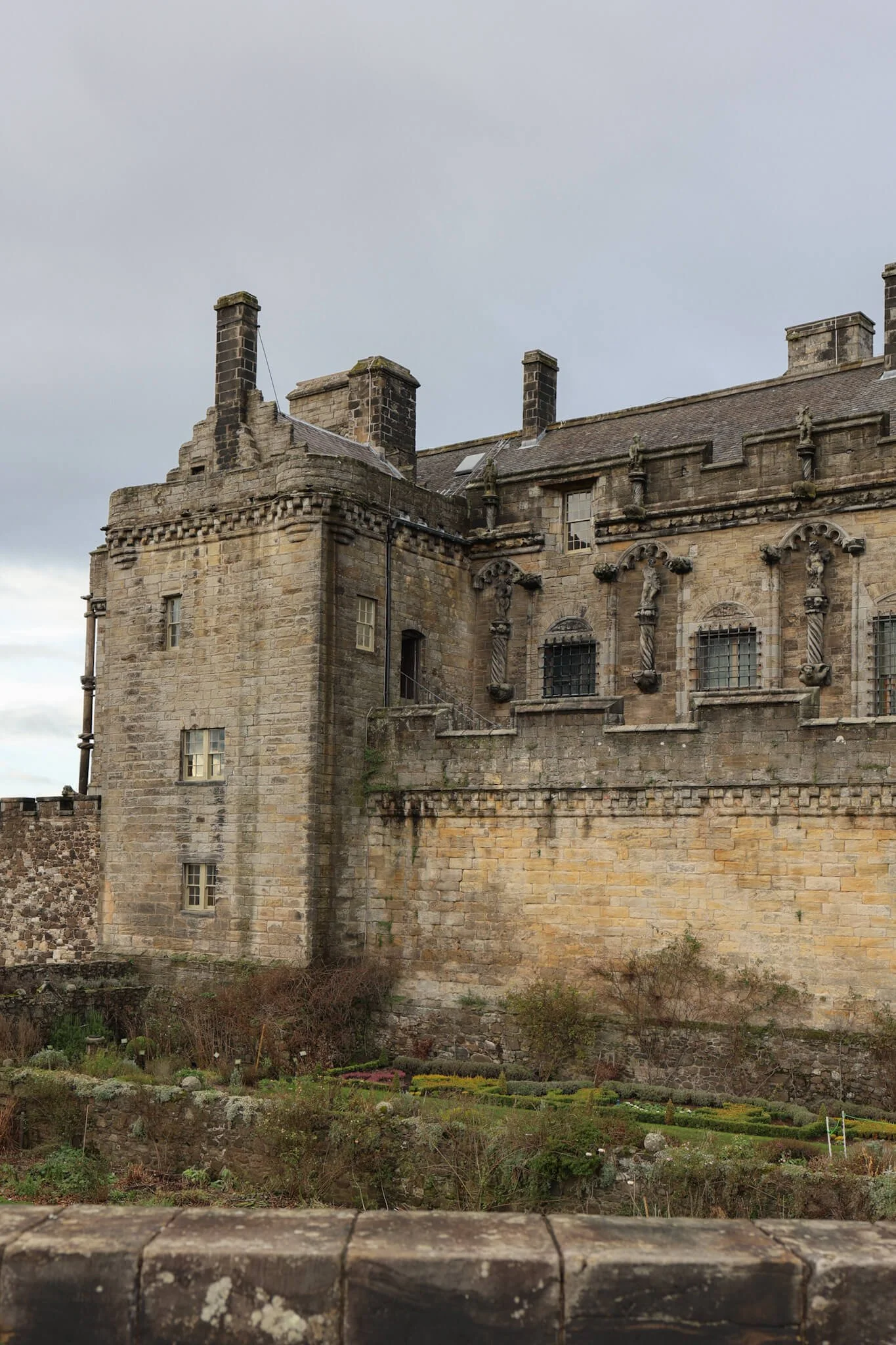 stirling-castle-courtyard-royal-palace-walls.jpg
