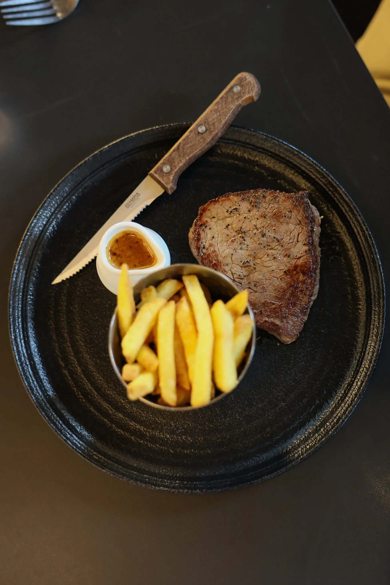 Daisy-Tasker-Dundee-restaurant-steak-frites.jpg