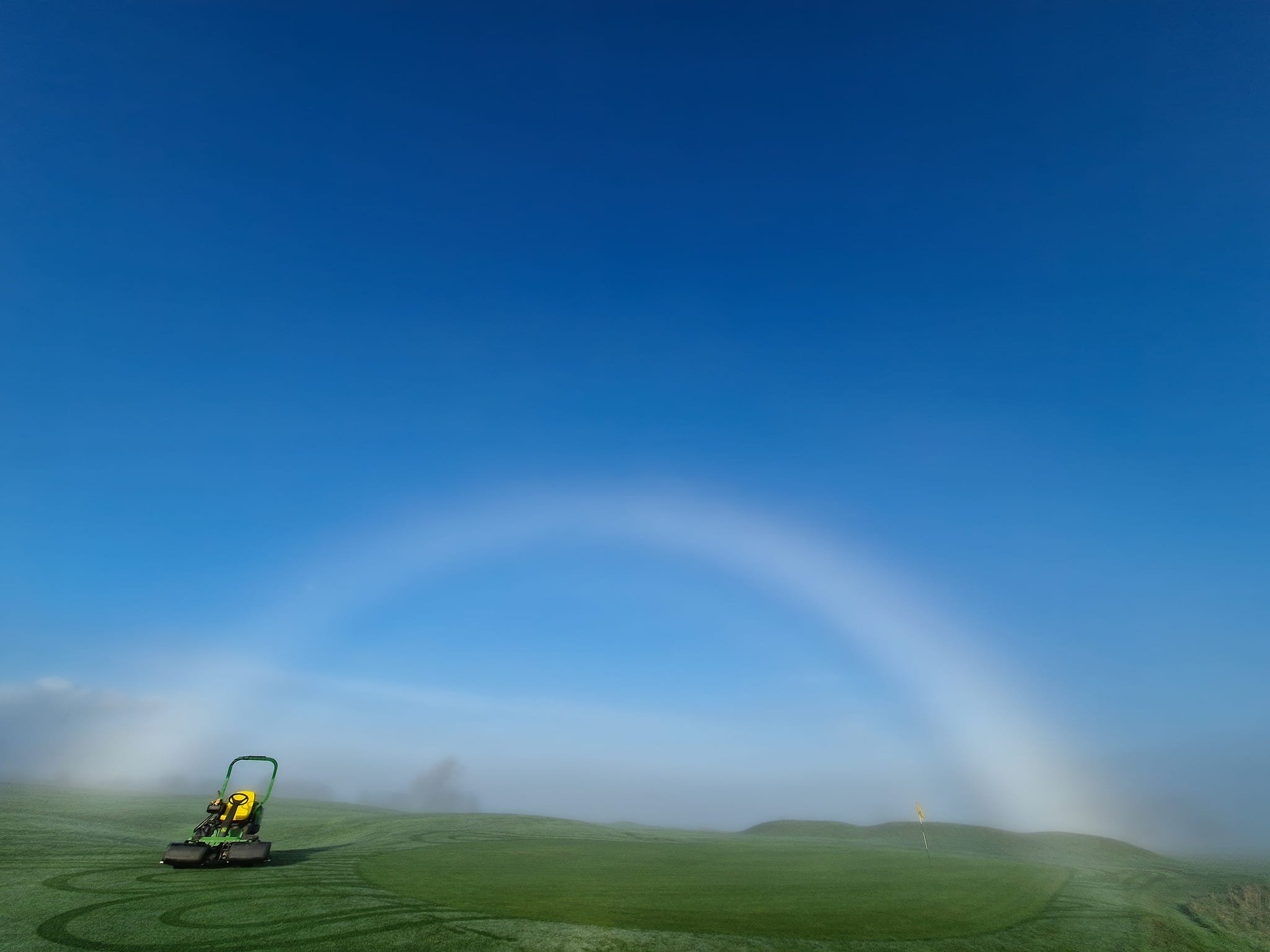 A captivating fog bow over the 17th on Saturday morning! 

Unlike a rainbow, a fog bow appears when sunlight interacts with tiny water droplets in mist or fog, creating this unique optical phenomenon!

Did anyone else catch a glimpse?🙌

#fogbow #fog