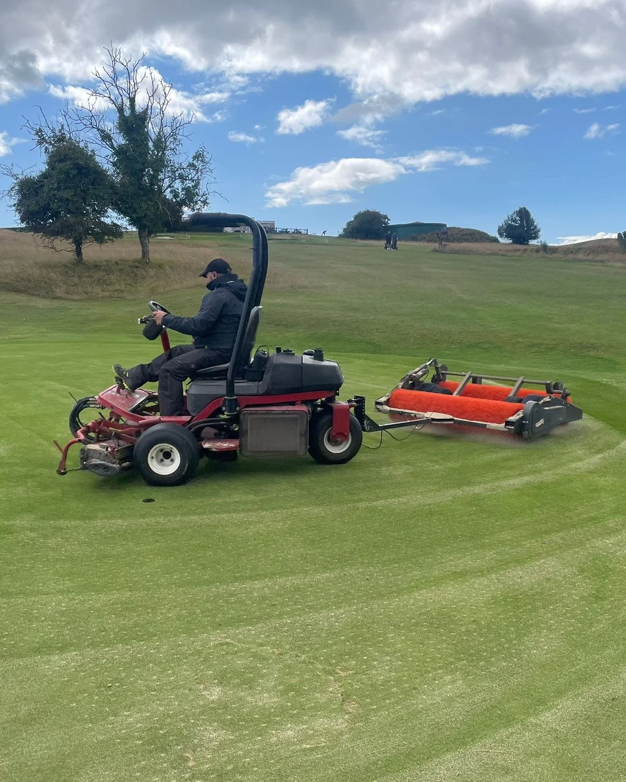 ☀️ A Huge Shout-Out to Our Greenkeeping Team ☀️ Maintenance Week has now finished, a vital time when our greenkeeping team works hard to ensure the course is in top condition.

James and the team have been hollow tining, deep solid tining, seeding an