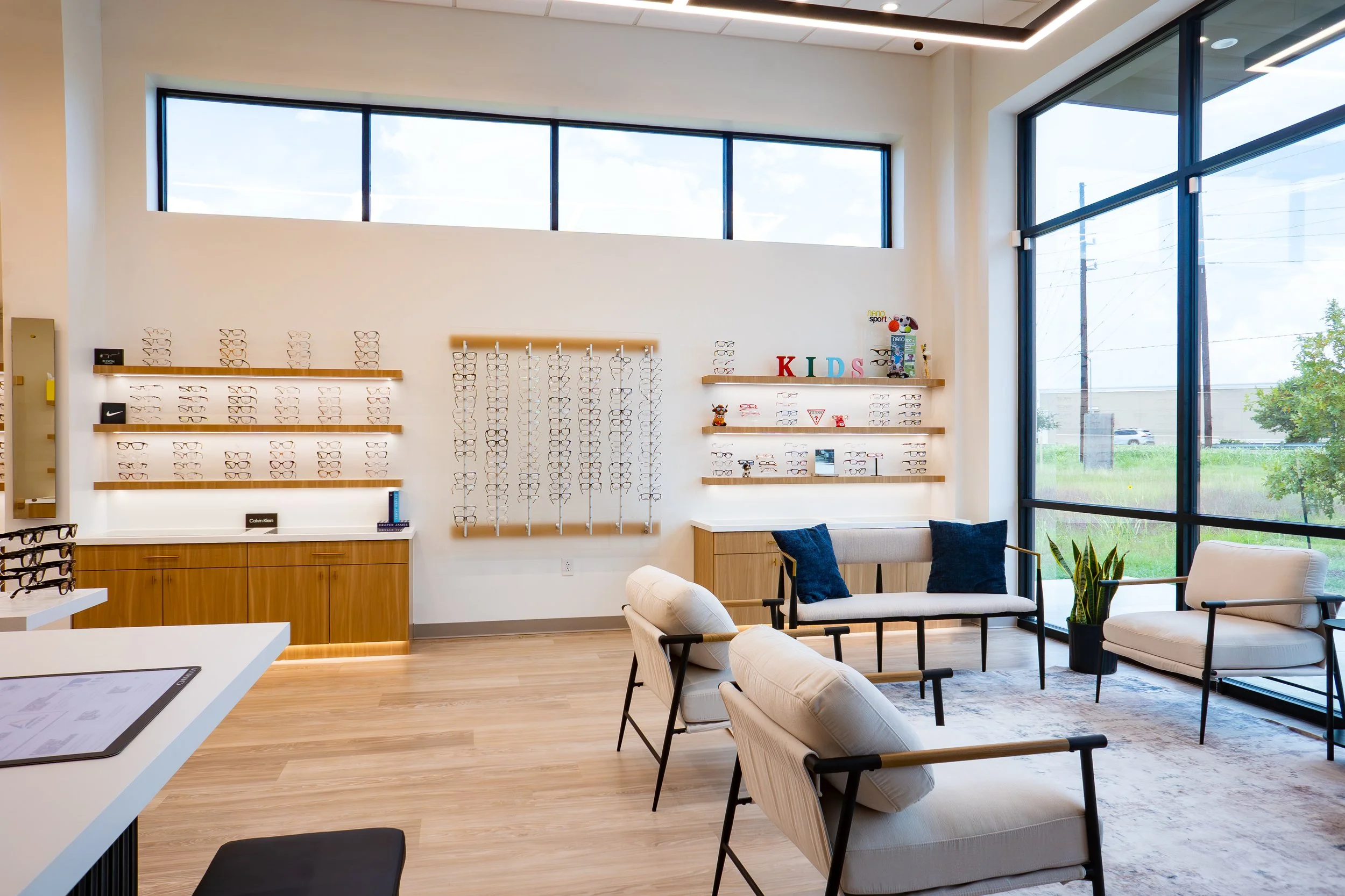 Brazos Eye Center, Dr. Le