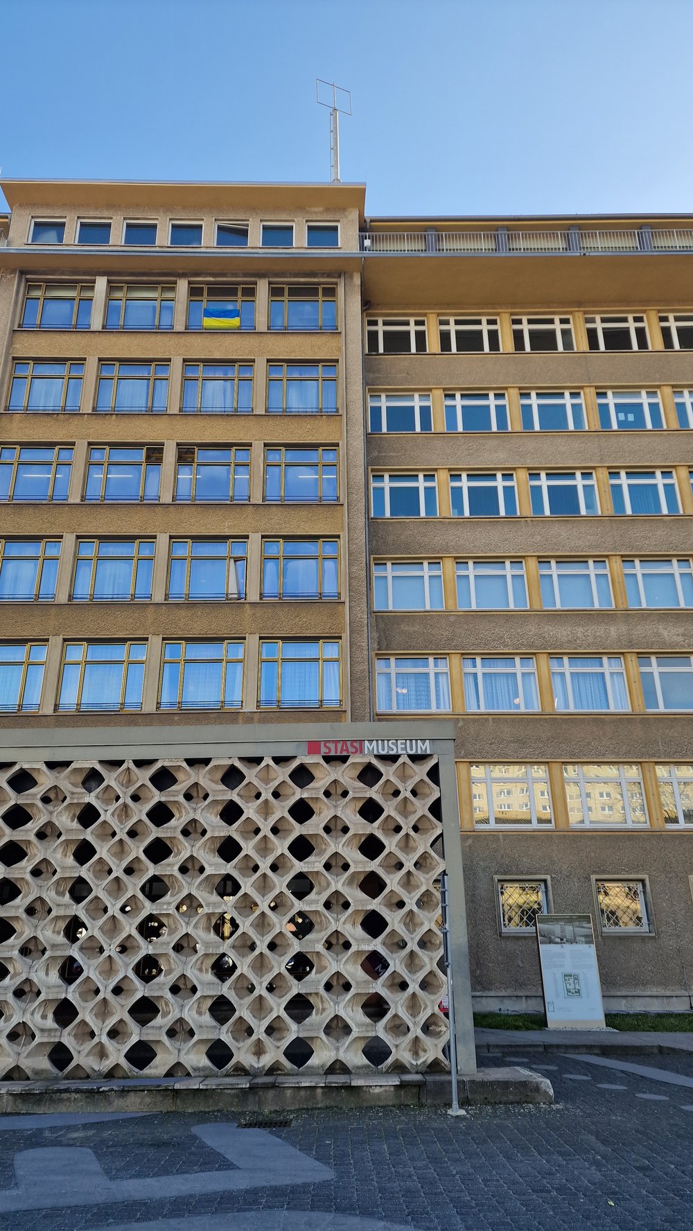 Blick auf den Eingang des Stasi-Museums