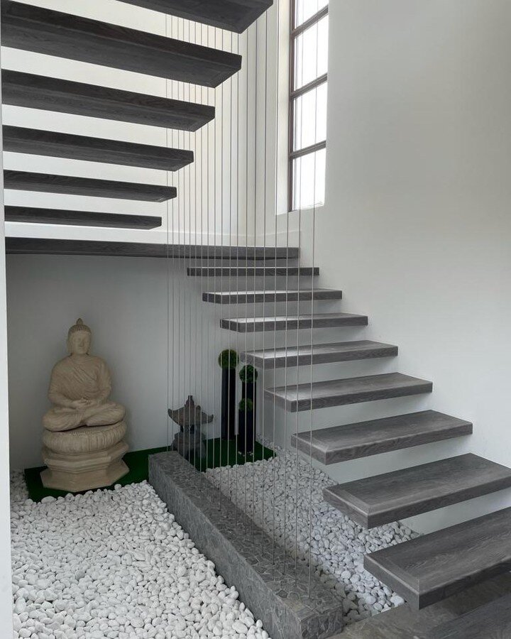 Make the stairs in your home a sacred space. Floating stairs by step solution. 

Visit the link in our bio to get started on a quote. 

#hoomerenovation #home #homestairway #homestaircase #staircase #floatingstairs #floatingstairway #luxurystairway #