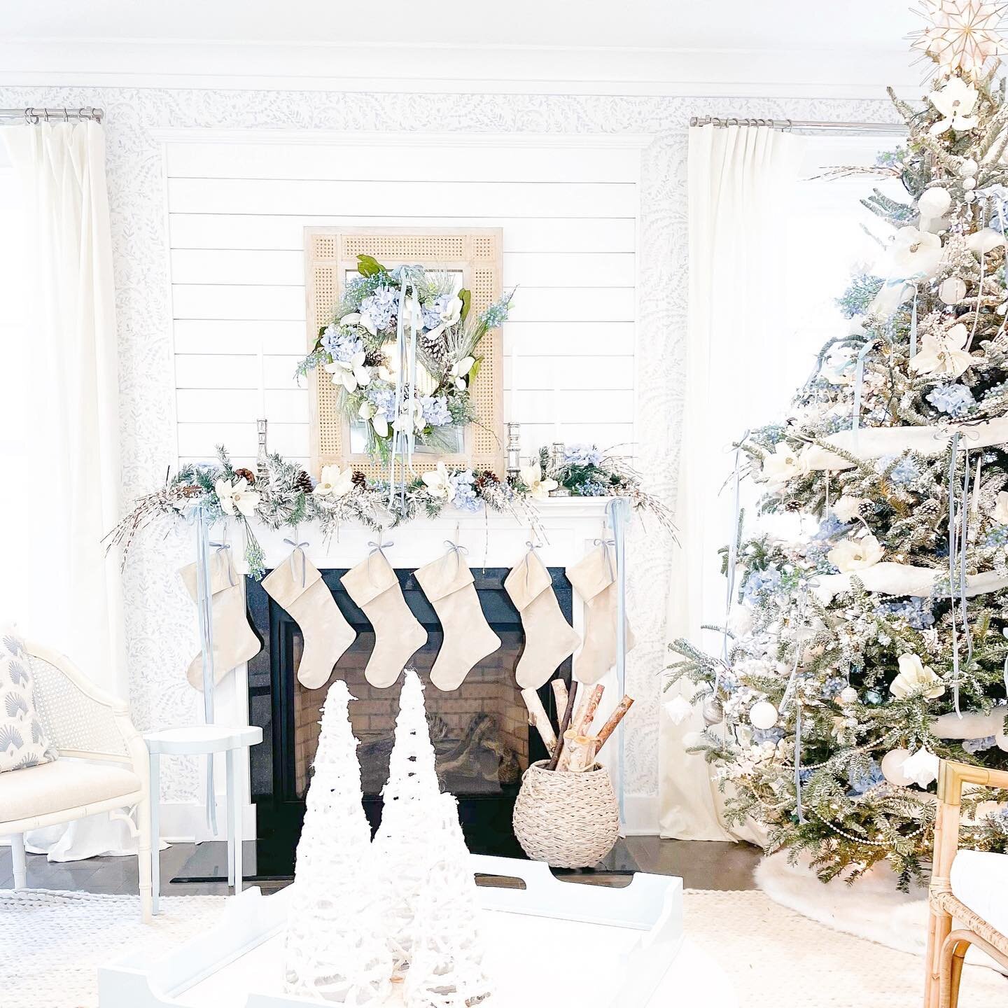 Falala-along with some friends and I for  festive holiday home tour this evening. We hope you will grab a glass of 🍷or a holiday treat and be inspired as we open our homes for the holidays! 🎄
@wrapped_in_lace 
@jennifermaune 
@blossominginteriors 
