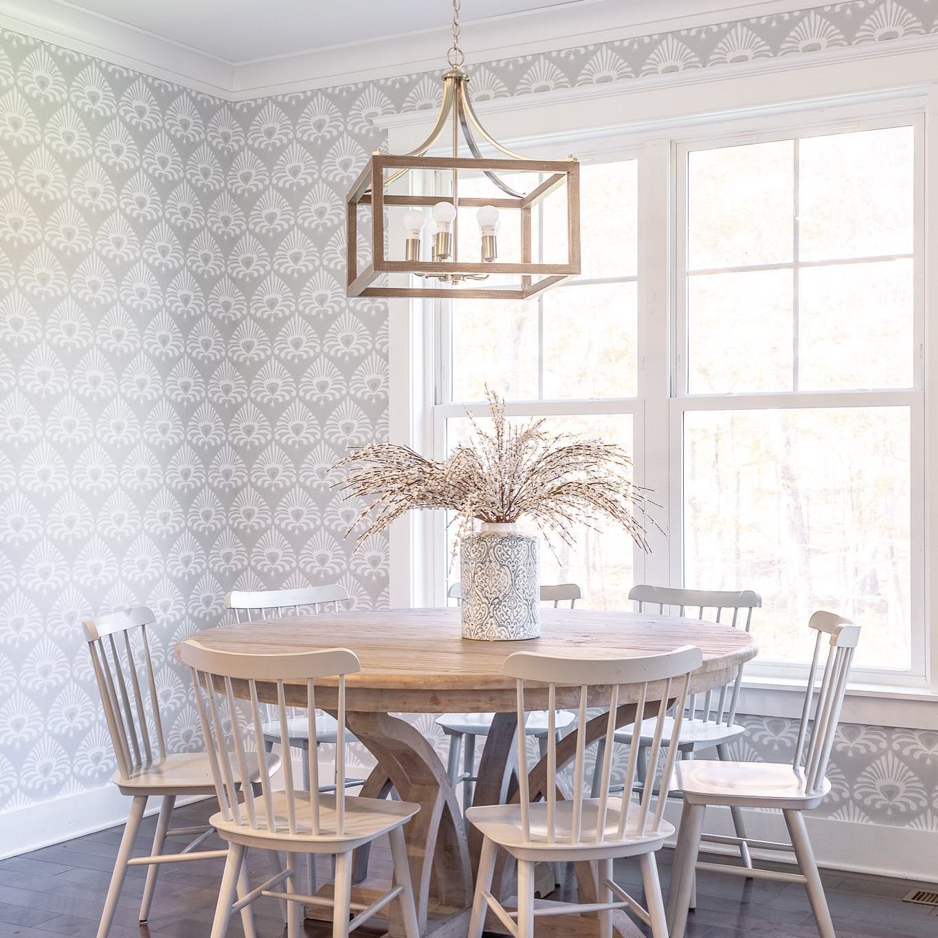 The sun is shining so bright today!  Soaking up this warm weather while it lasts . Happy Monday friends! 📷: @emily_bauslaugh_photography 
#myslphoto #serenaandlily #breakfastnook #wallpaper #serenaandlilywallpaper # #kitchen #wallpaper