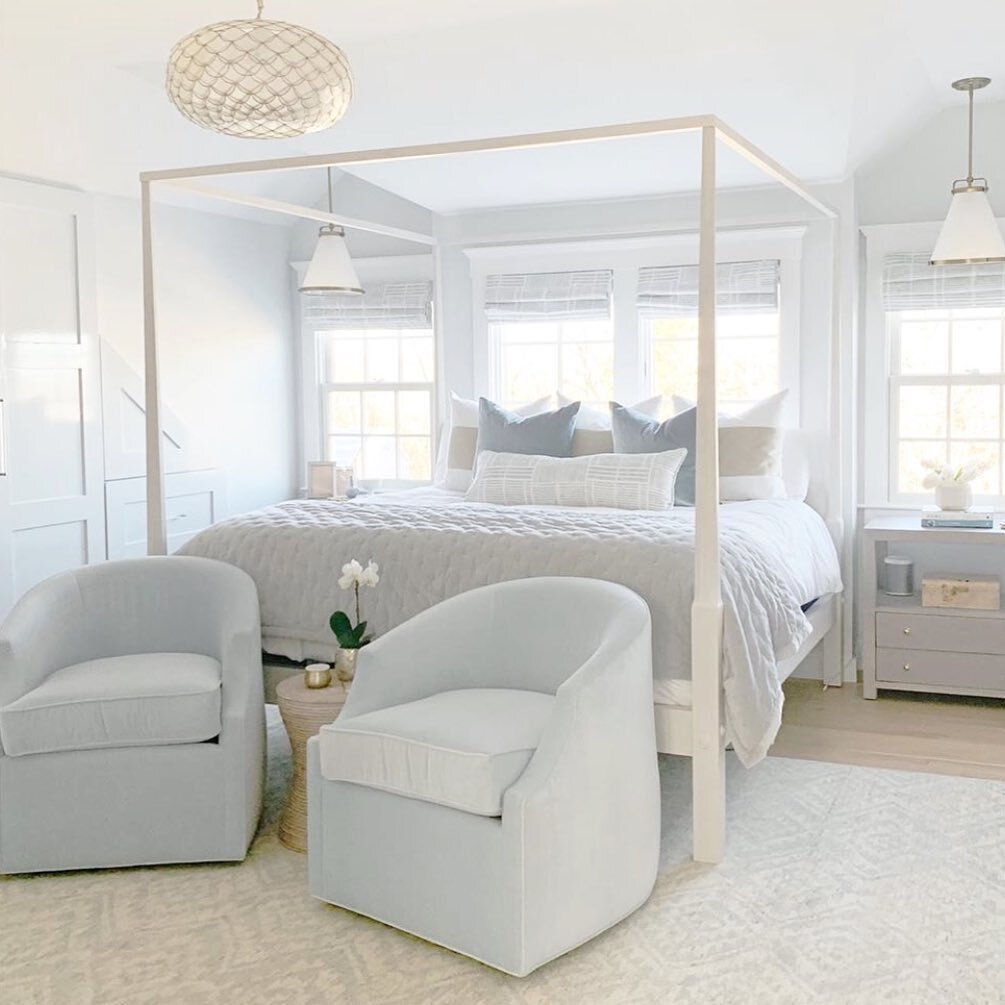 As much as I love pattern and color I am a firm believer that a master bedroom should be calming , peaceful , and relaxing .... @palmandprep got it right with this master bedroom she designed for her client ! It is just perfection! Don&rsquo;t you ag