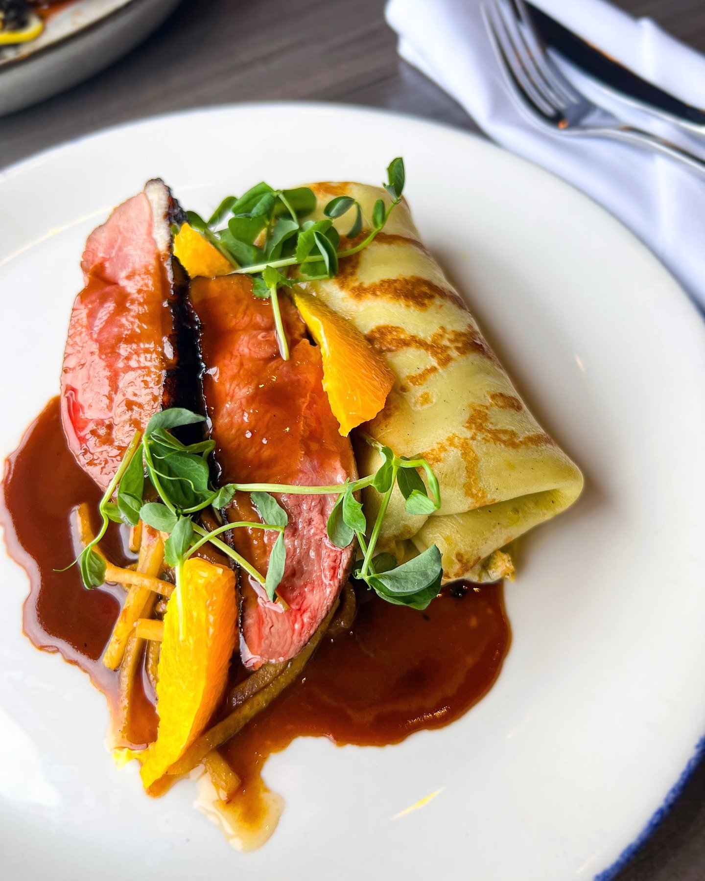 What pairs well with duck? More duck, of course✨

DUCK DUO //
palm sugar glazed duck breast, duck mousse cr&ecirc;pes, kohlrabi, pickled oranges, five spice demi 

Available on our dinner menu. Join us daily from 5pm to 9pm. Make a reso at the [ link