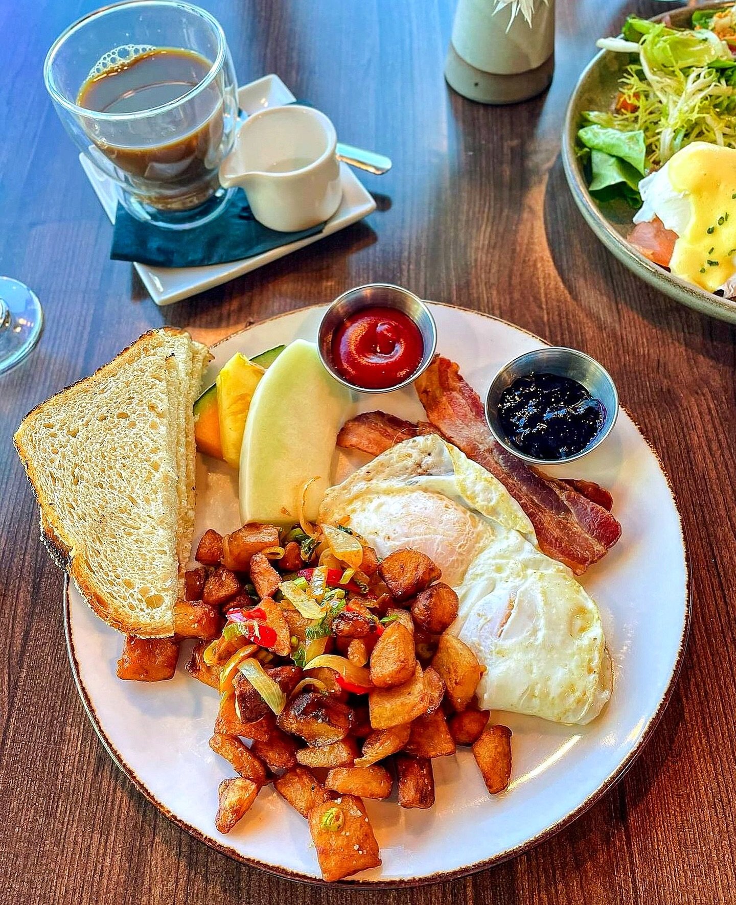 Weekends are for brunch-ing 🥂🍳🥓

Join us every Saturday &amp; Sunday from 10:30am to 2pm for brunch on the waterfront! 

📸 @craftbrews_and_localchews 
&bull;⠀⠀⠀
&bull;⠀⠀
&bull;⠀
#aquaterrakingston #feaston #downtownkingston #visitkingston #yumgk