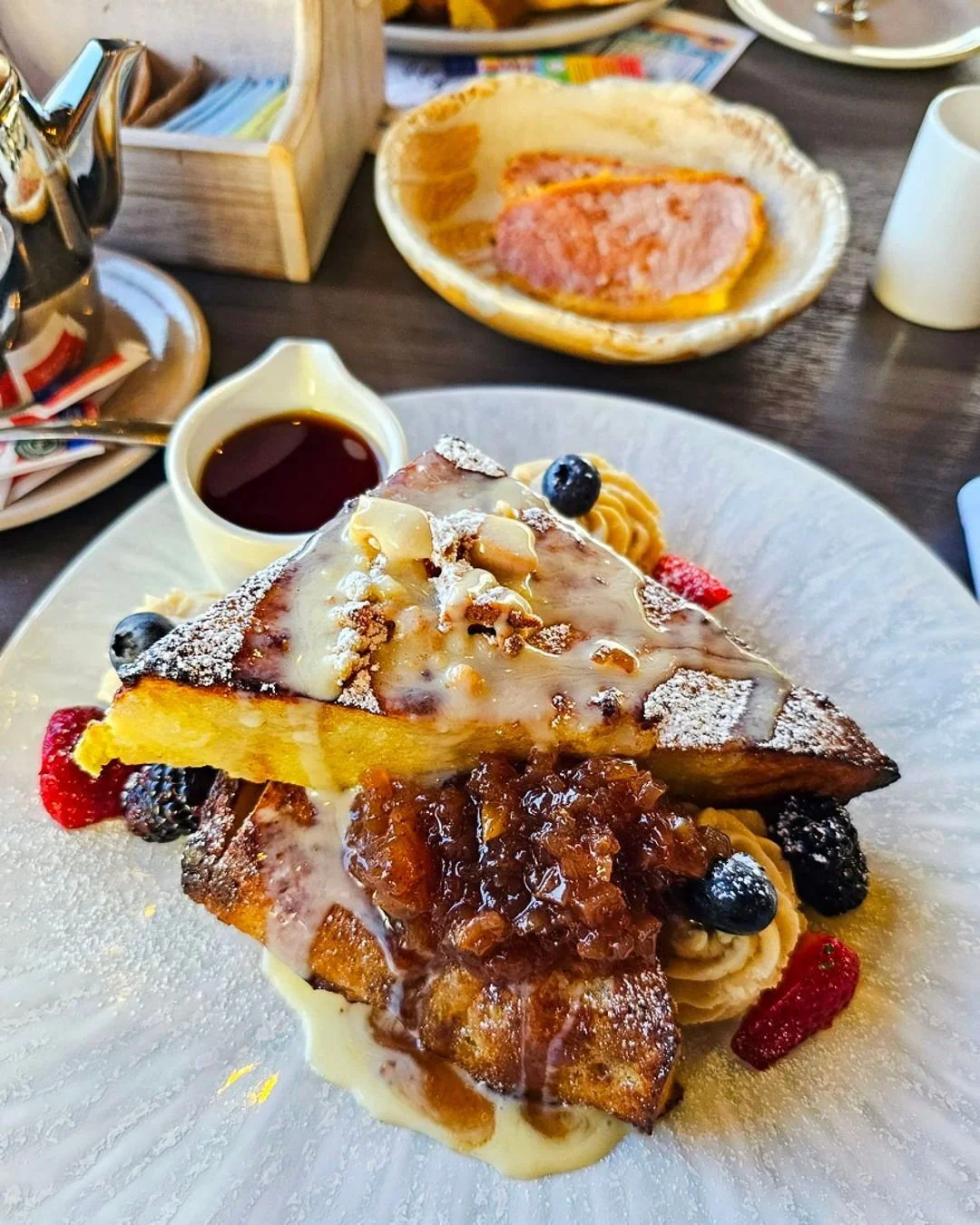 Sunday sweet spot ✨ Cr&egrave;me Br&ucirc;l&eacute;e French Toast made with @noshkingston challah and topped with cr&egrave;me anglaise, apple &amp; pear comp&ocirc;te, fresh berries + almond biscotti. Brunch is on from 10:30 AM to 2 PM.