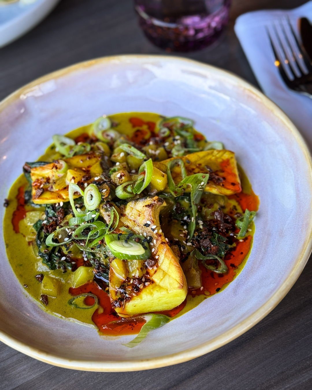 Midday heat🔥YELLOW THAI CURRY
confit Yukon Gold potatoes, braised greens, King Oyster mushroom, cilantro, scallion, chili oil, and coconut yellow curry sauce 

Spice up your lunch routine. Mon-Fri from 11am to 2pm. Walk-ins welcome!