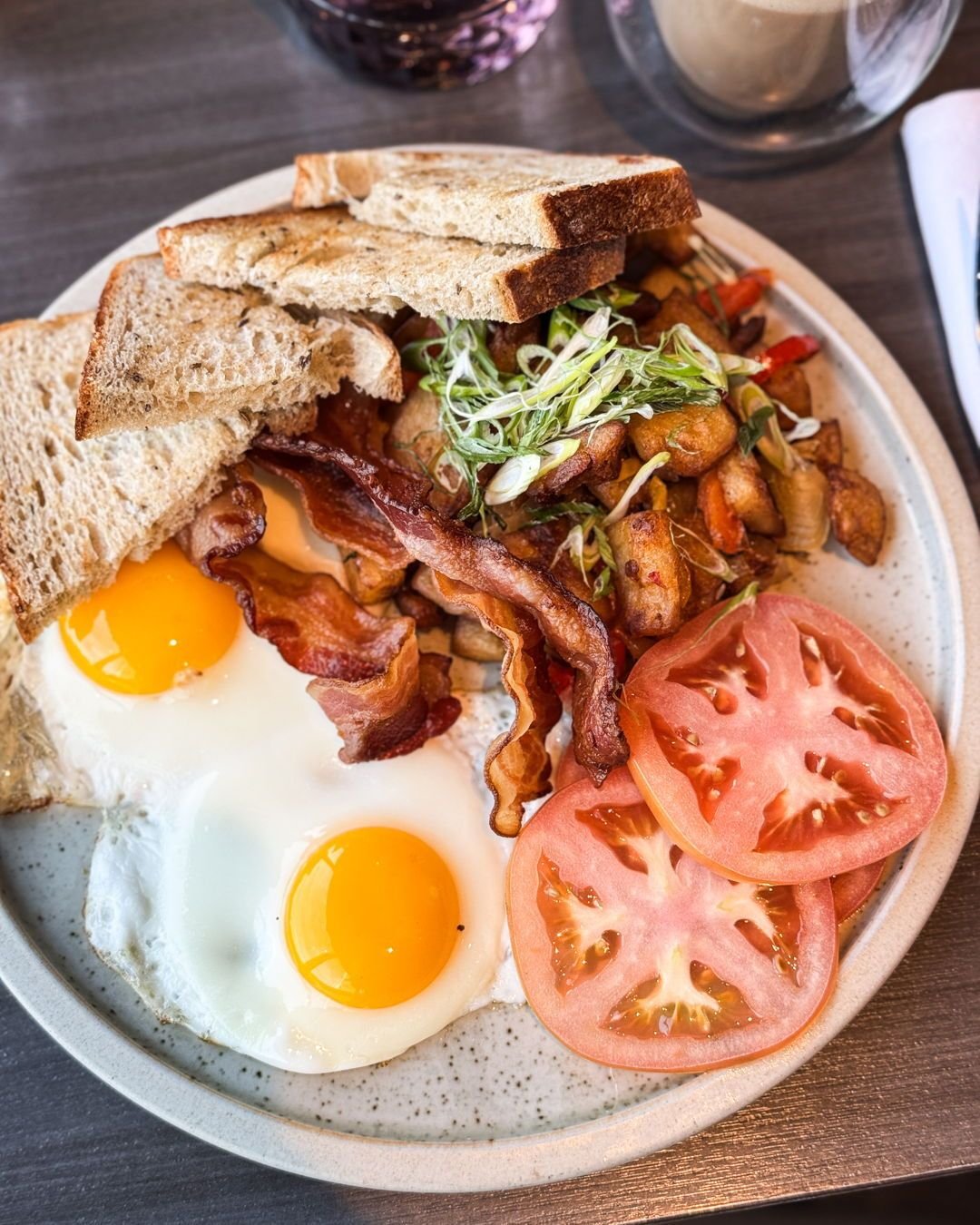 Weekend fuel, locally sourced 🍳 
The Traditional: Beking&rsquo;s Farms eggs, fried Yukon gold potatoes, Noble Farms bacon &amp; Pan Chancho bread 
Brunch 10 AM&ndash;2 PM today and Sunday.