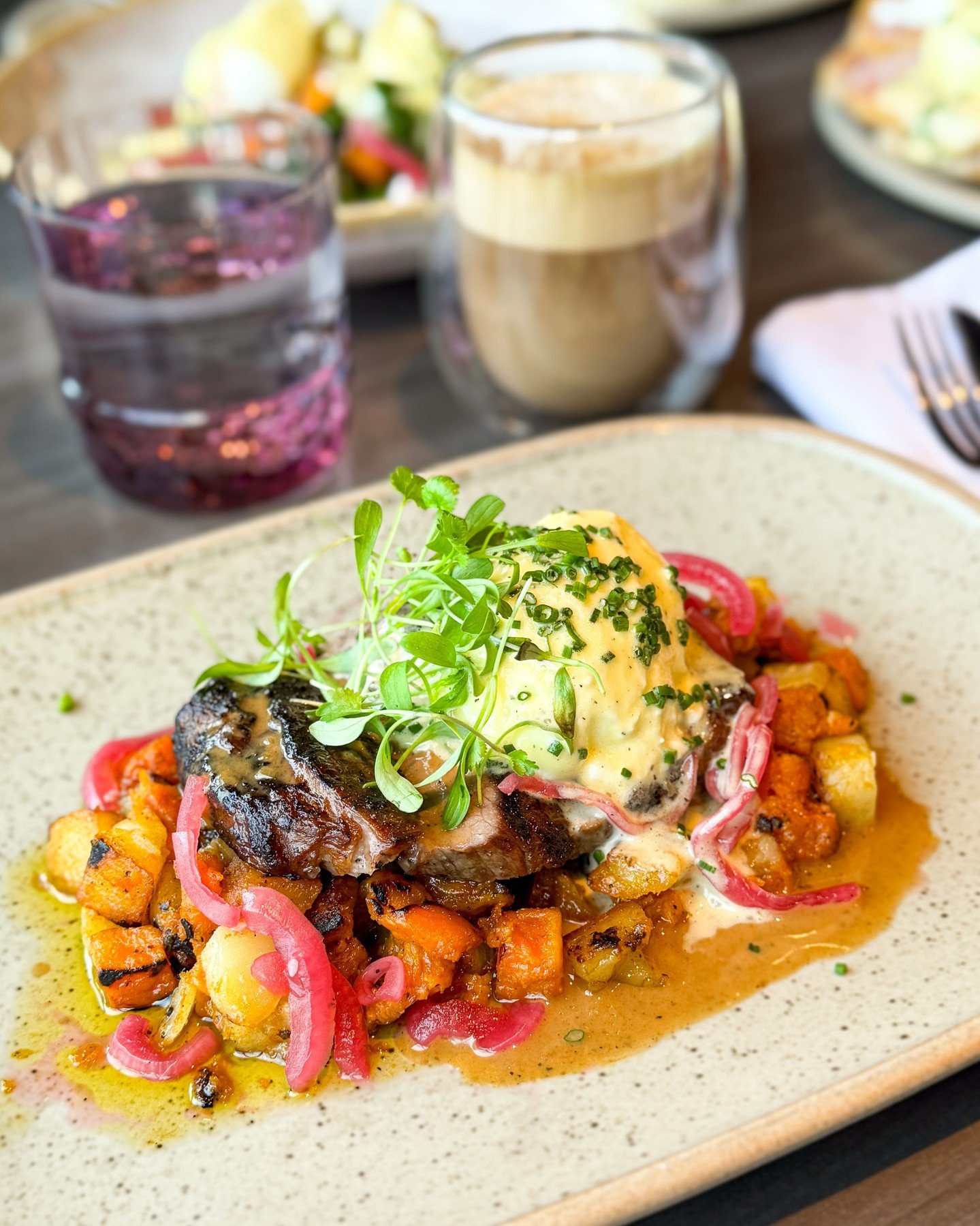 Boxing Day✨ but make it brunch.
Today 10&ndash;2, plus all weekend. Consider this your post-holiday reset.

STEAK🥩&amp; EGGS🍳 
Alberta Angus striploin, Yukon Gold potato &amp; winter vegetable hash, pickled shallots, Au Poivre sauce, poached egg, h