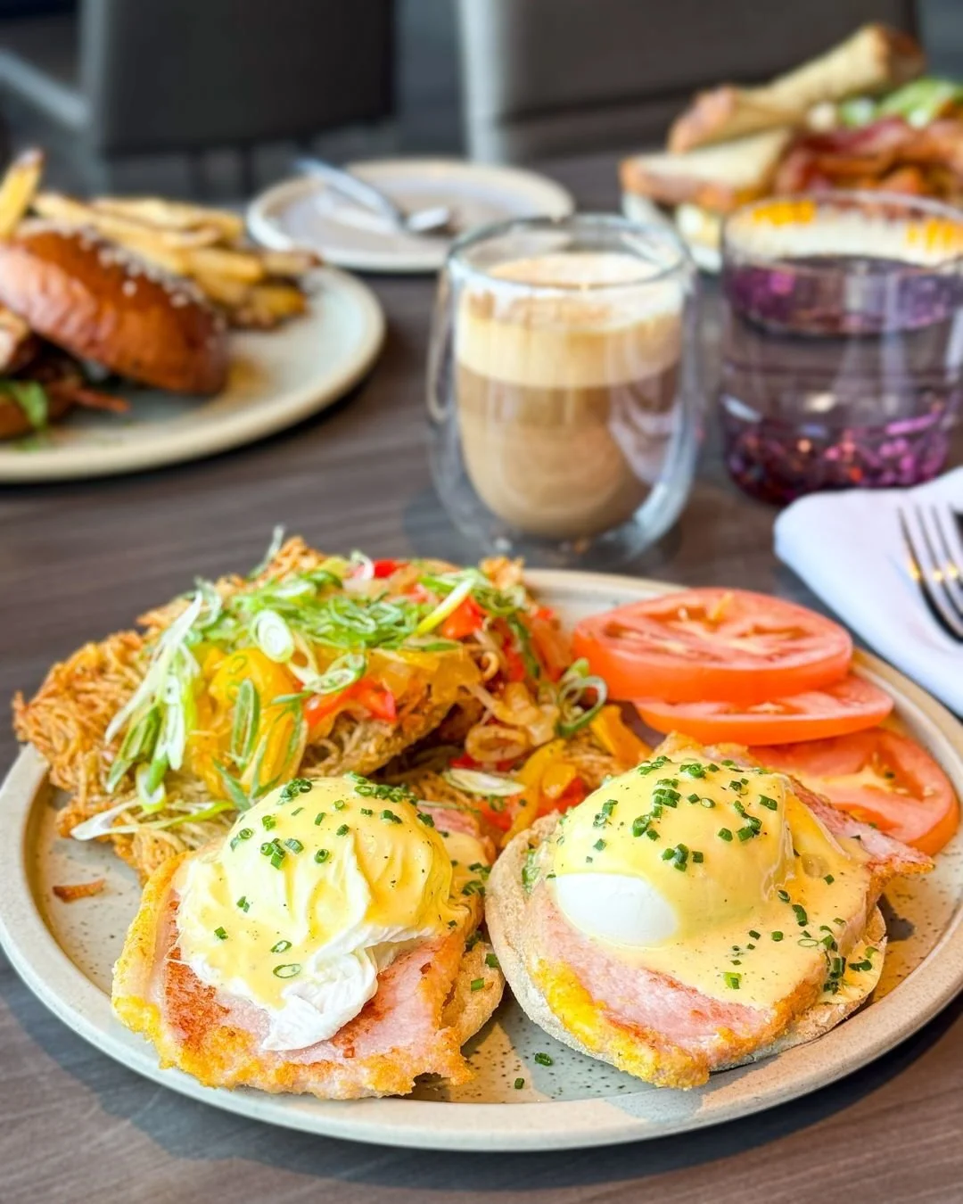 A brunch classic that always hits🍳 Noble Farms peameal bacon, Beking&rsquo;s Farms eggs, English muffin, hollandaise, and Yukon Gold hash with saut&eacute;ed peppers &amp; onions.

Enjoy this guest fav and give back at the same time &mdash; $2 from 