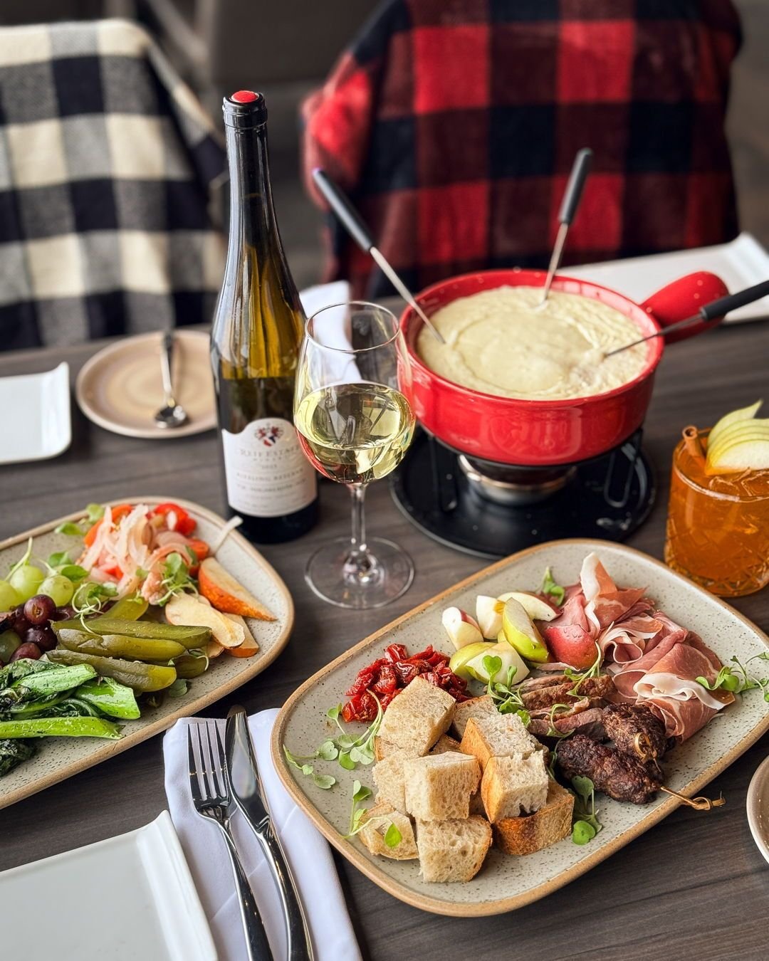 Our Fondue Menu is back🧀 Waterfront views, a shared pot of Swiss, Emmental, and Gruy&egrave;re, and all the dippers you could want. Bring a friend, grab a glass, and settle in for a slow, cozy afternoon. The kind that makes winter worth it.

📆 Jan 