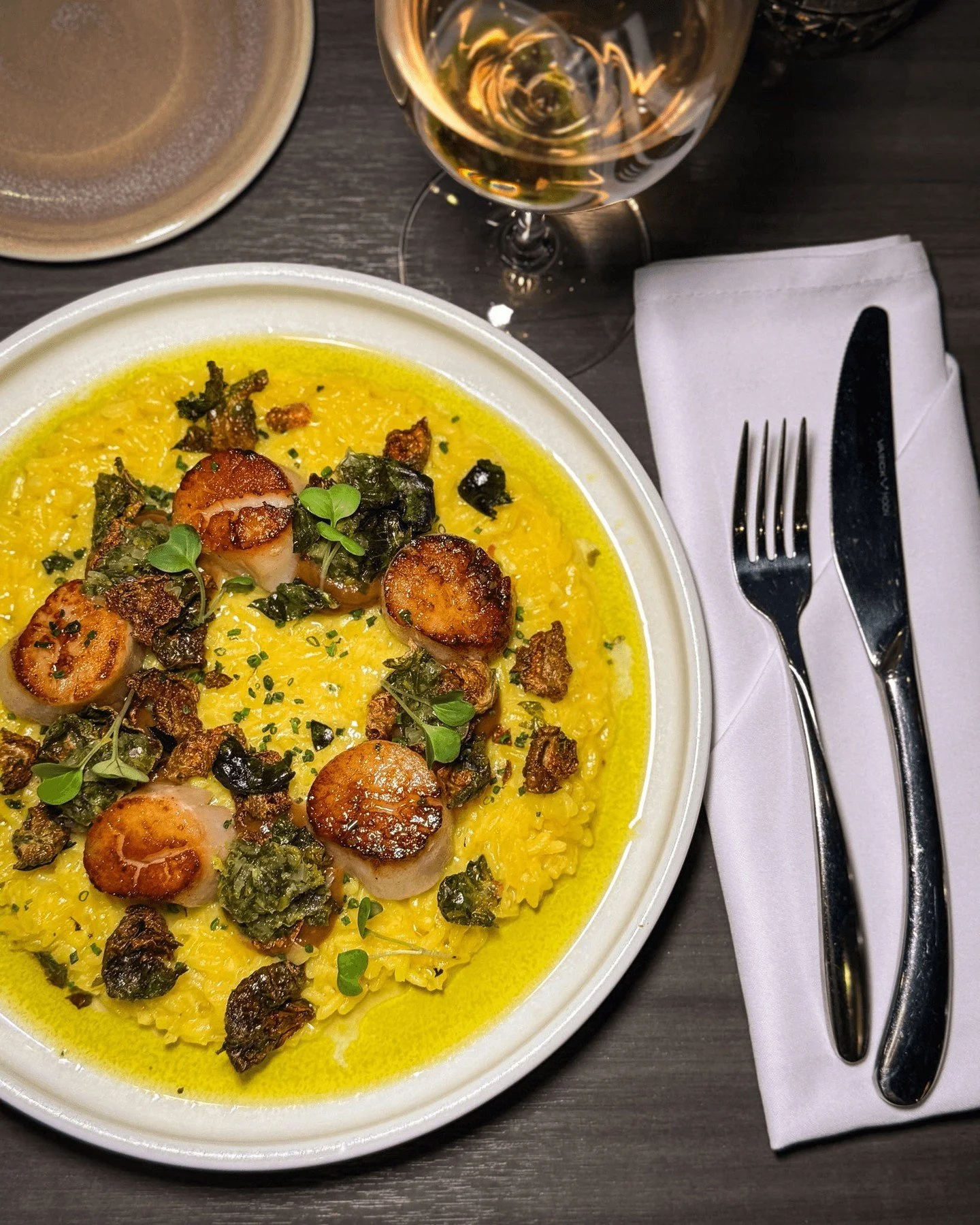 End the weekend on a high note.
Pan-seared scallops set over saffron risotto, with garlic caramel, Brussels chips, lemon gremolata, and chives.

The kind of dinner that makes Monday wait✨