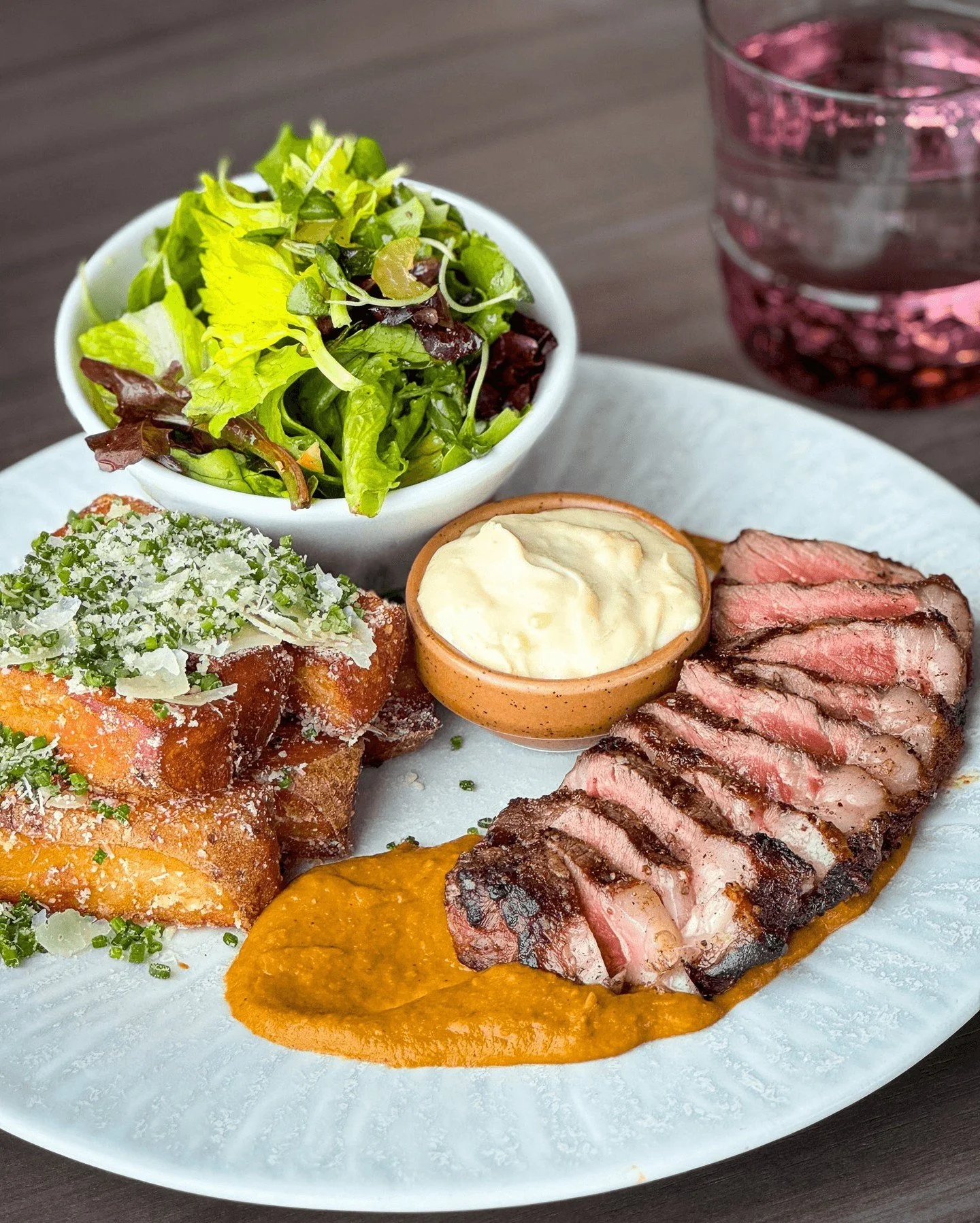 Steak Frites for lunch? Don&rsquo;t mind if you do🥩
Alberta Angus striploin, truffle parmesan hand-cut fries, smoked chimichurri, roasted garlic aioli + your choice of side. 

Mon-Fri from 11am to 2pm. See you on the waterfront!