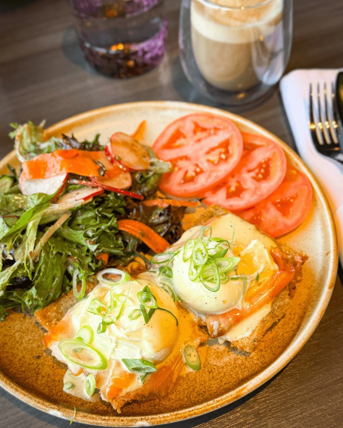For those who take breakfast seriously🍳The AQUA BENEDICT
Cold smoked salmon, Beking&rsquo;s Farms eggs, Yukon Gold hash, hollandaise, Chef&rsquo;s greens salad

Breakfast served daily! Hotel guests welcome, locals encouraged.