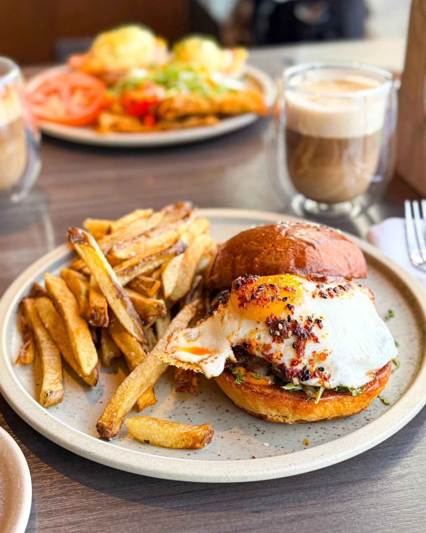 Somewhere between breakfast and lunch 🍳

BREAKFAST BURG 
Enright Cattle Co. beef, Beking&rsquo;s Farms egg, Cheese Boutique blend, garlic caramel, burger sauce, chili crisp, and picked shallots. Served on a house-made milk bun with your choice of si