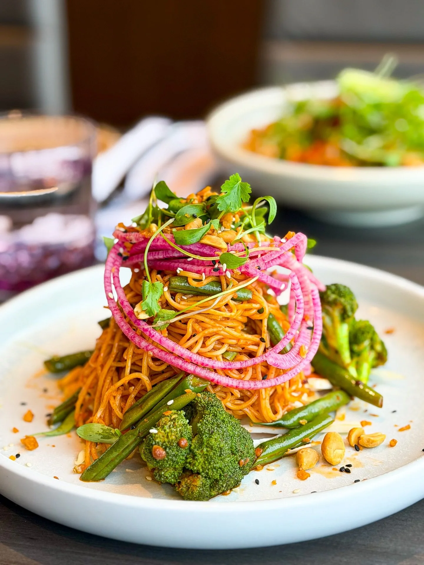 CHOW MEIN 
szechuan sauce, peppers, broccoli, cabbage, bok choy, carrots, chili crisp, roasted peanuts, Thai basil, pickled onions, sesame seeds
Lunch / Mon-Fri 11am to 2pm / come hungry 🤤