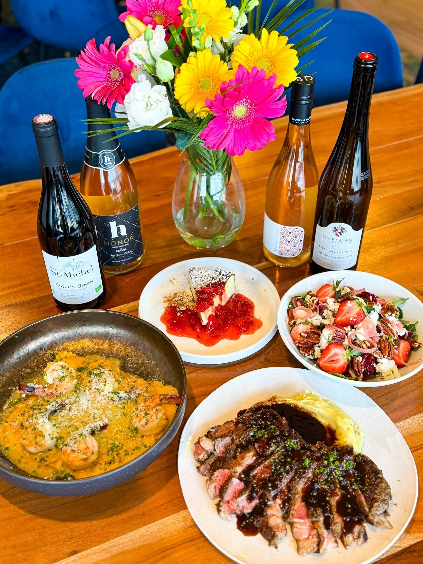 💐🍴Mother&rsquo;s Day Dinner To Go🍴💐
Celebrate Mom at home this weekend with a seasonal dinner full of comforting flavours ready to pick up and enjoy! 
Feeds 4-6 people - $165 + tax
Pre-order at our [ link in bio ]