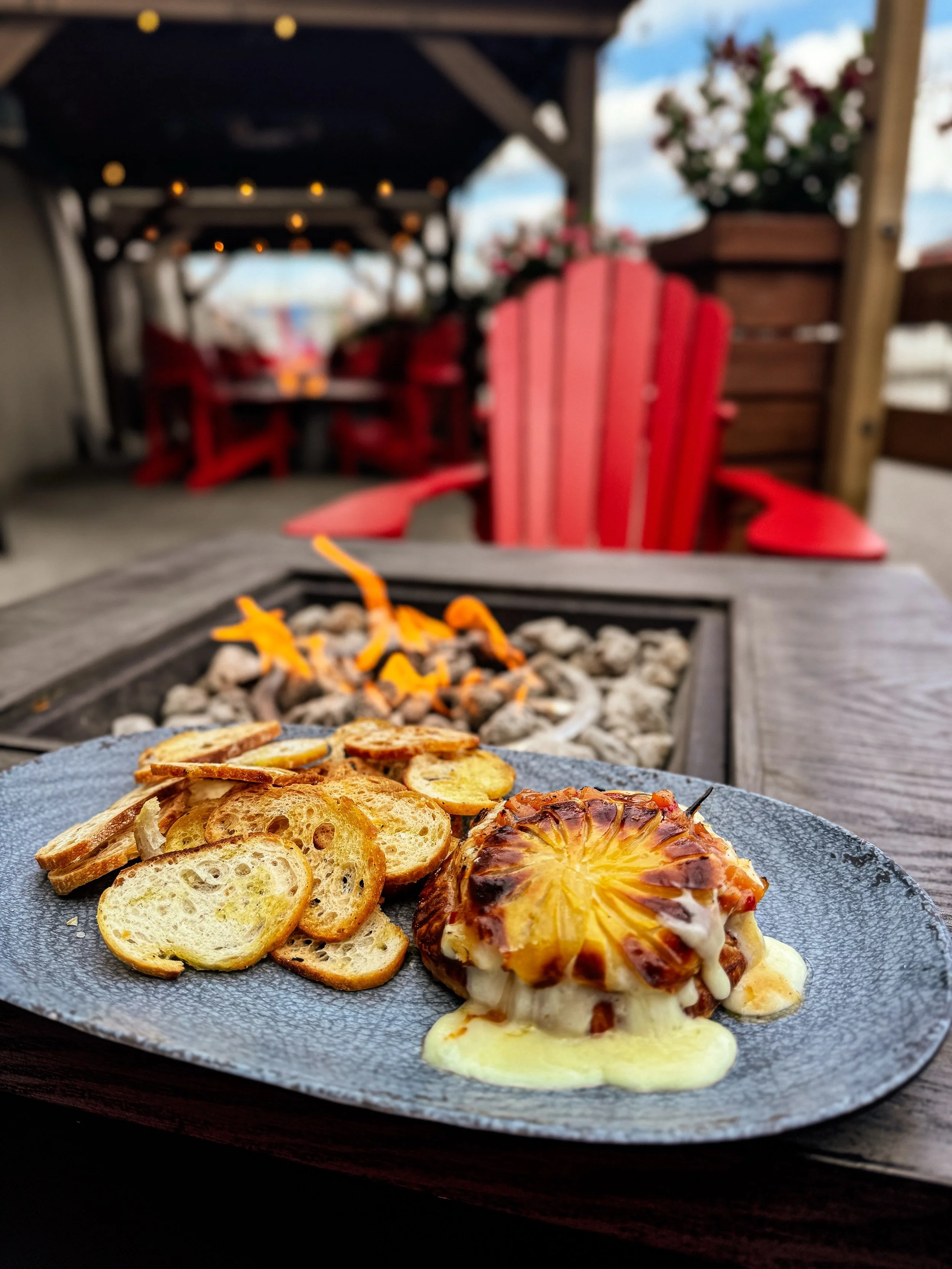 Fire tables + baked brie. Name a better duo 😍

Double cream brie, puff pastry, peach chutney, macerated berries, crostini 

Fall Patio open now - Sunday! Walk-ins welcome