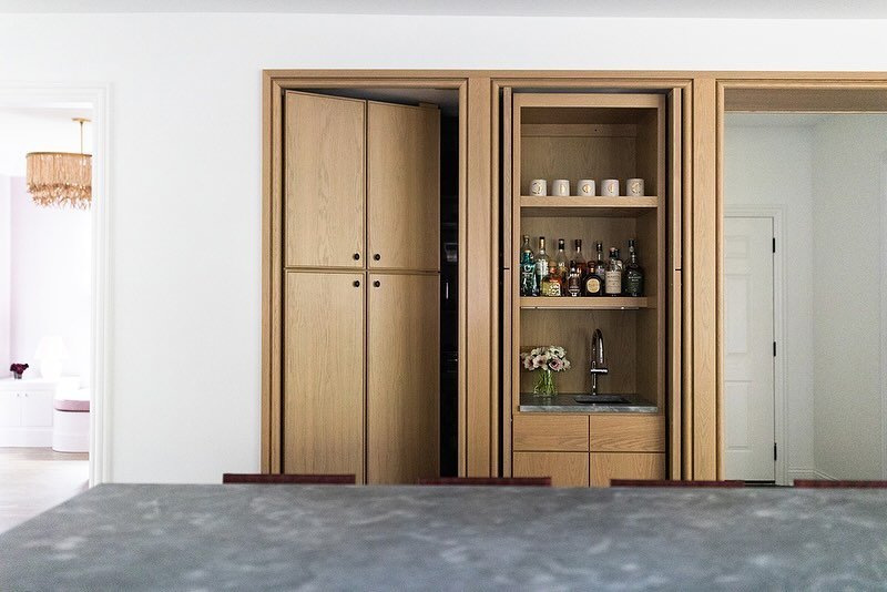 ✖️clever cabinetry. Pocket doors on this kitchen bar and full-swing pantry door meant to look like cabinets hide the view when needed and open the room when the fun begins. Worth a scroll! 📸 @addisonjonesphotography #studioblackink #interiordesign #