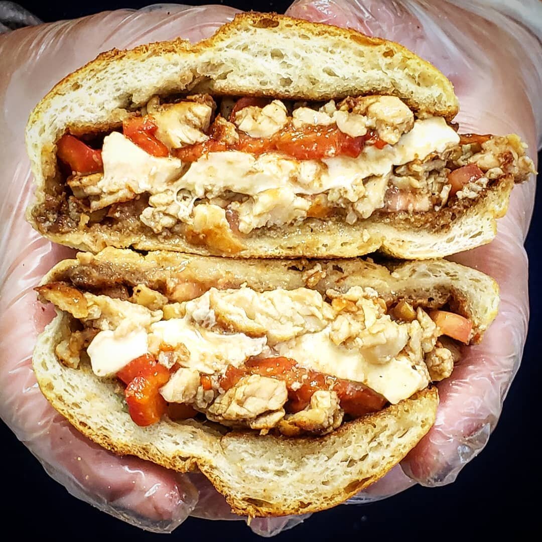 🍅 GRILLED CHICKEN SPECIAL
.
Grilled chicken with fresh mozzarella, roasted red peppers, fresh sliced tomato, + balsamic vinegar on garlic bread
.
.
.
#grilledchicken #garlicbread #roastedredpeppers #freshmozzarella #njfoodie #njfood #eatnj #sub #san