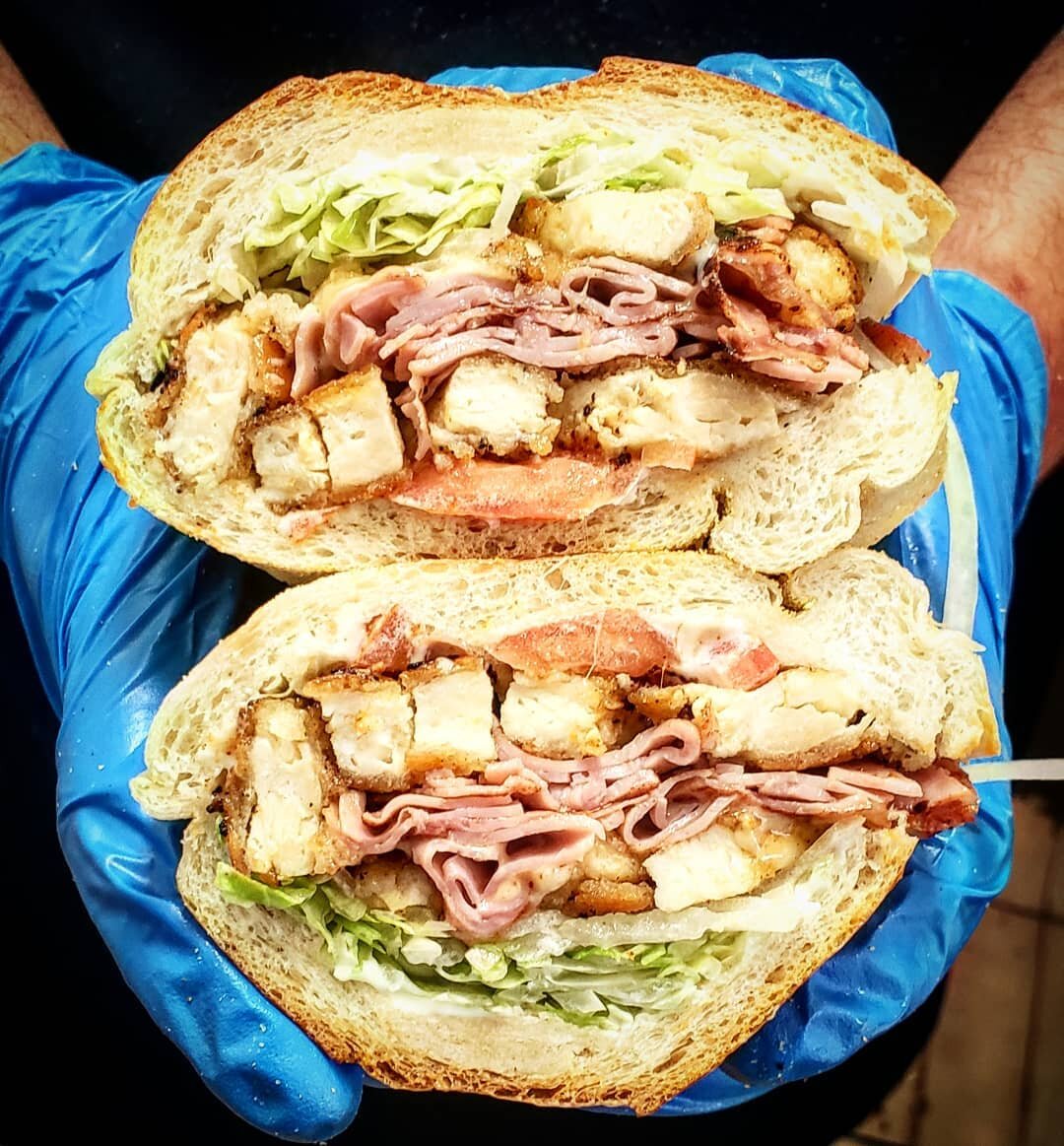 💙 CHICKEN CORDON BLUE 💙
.
Breaded chicken + grilled ham with lettuce, tomato, onion, mayo + Muenster cheese
.
.
.
#chickencordonblue #muenstercheese #sandwiches #sandwich #sandwichideas #sandwichporn #sandwichesofig #sandwichesofinstagram #sandwich
