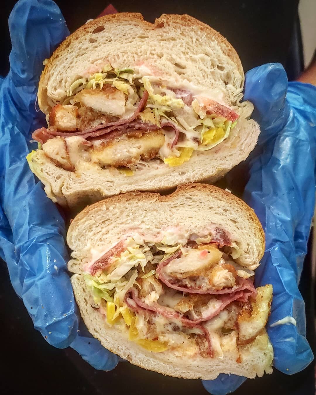 👮 SERGEANT SALAMI 👮
.
Breaded chicken, fried salami, Swiss cheese, mayo, LTO, salt, pepper, oregano, oil, vinegar, + banana peppers
.
.
.
#breadedchicken #chickensandwich #bananapeppers #salami #sub #subs #sandwich #sandwichporn #sandwichesofig #sa