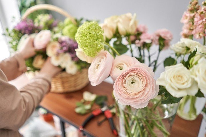 Embrace your inner florist at our Floral Arrangement Class! 💐

On Saturday, April 27th, Let nature be your muse as you craft stunning bouquets with @eileen_lakeforestflowers. Secure your spot now and let your creativity blossom with the link in our 