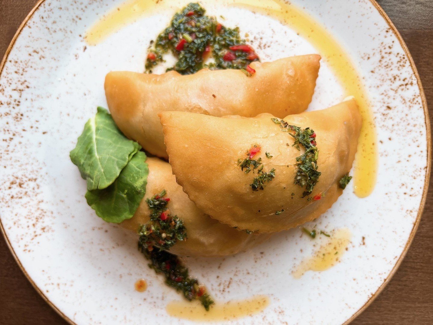 Unfold the flavors of the earth this #EmpanadaDay with our delicious beef short Rrb empanadas, dressed in vibrant chimichurri and tangy lemon tomato sauce. 🤤