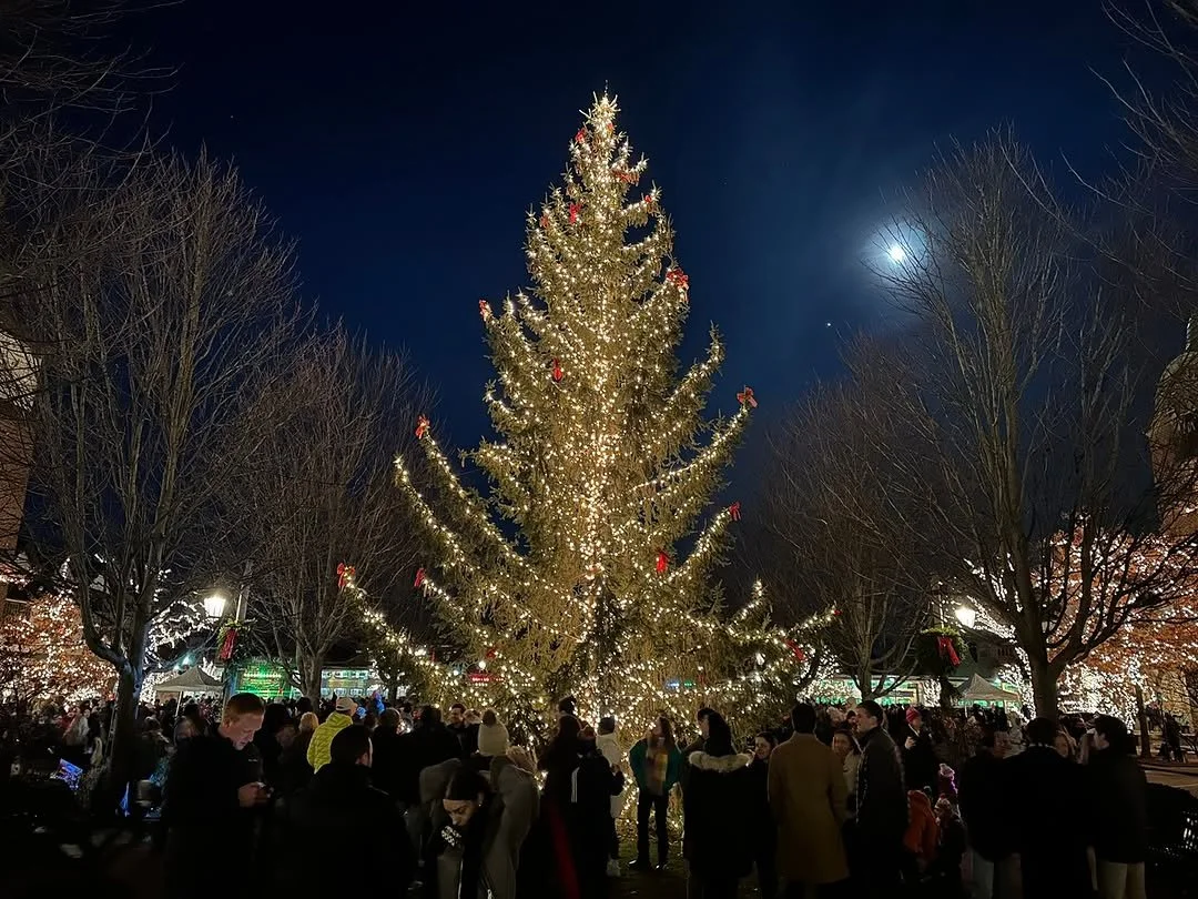 We&rsquo;re bringing the heat to the Lake Forest Tree Lighting this Friday&hellip; in the form of hot chocolate. Regular or spiked - choose your holiday mood. 😉❄️

Afterward, keep the glow going at Oaken with 10% off dinner when you mention the cele