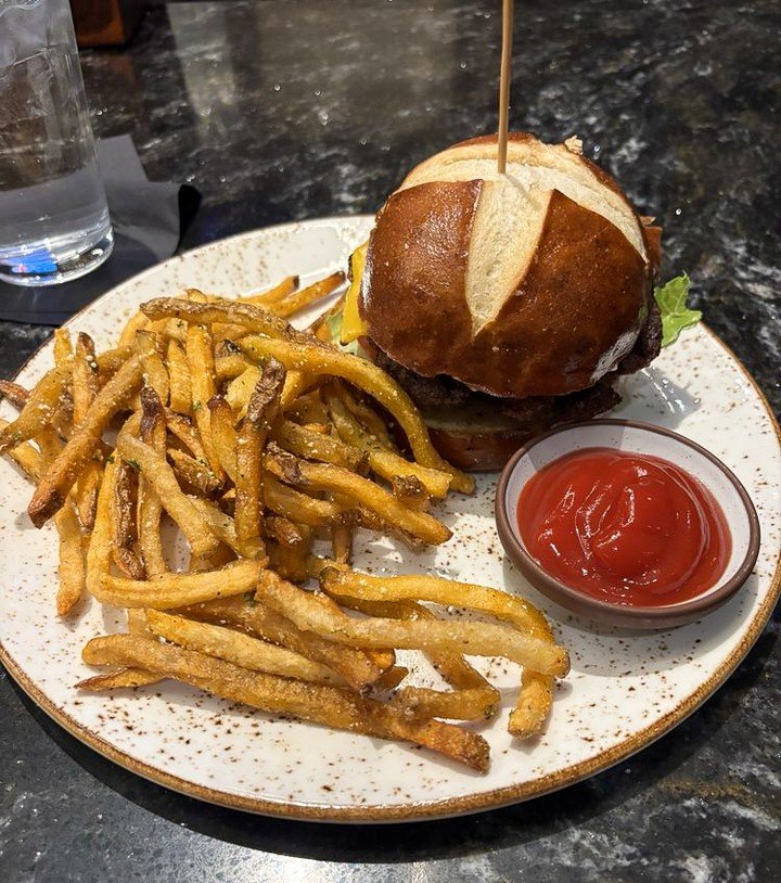 Burgers are good... but burgers with truffle fries are better.

📸: Kat (Yelp)