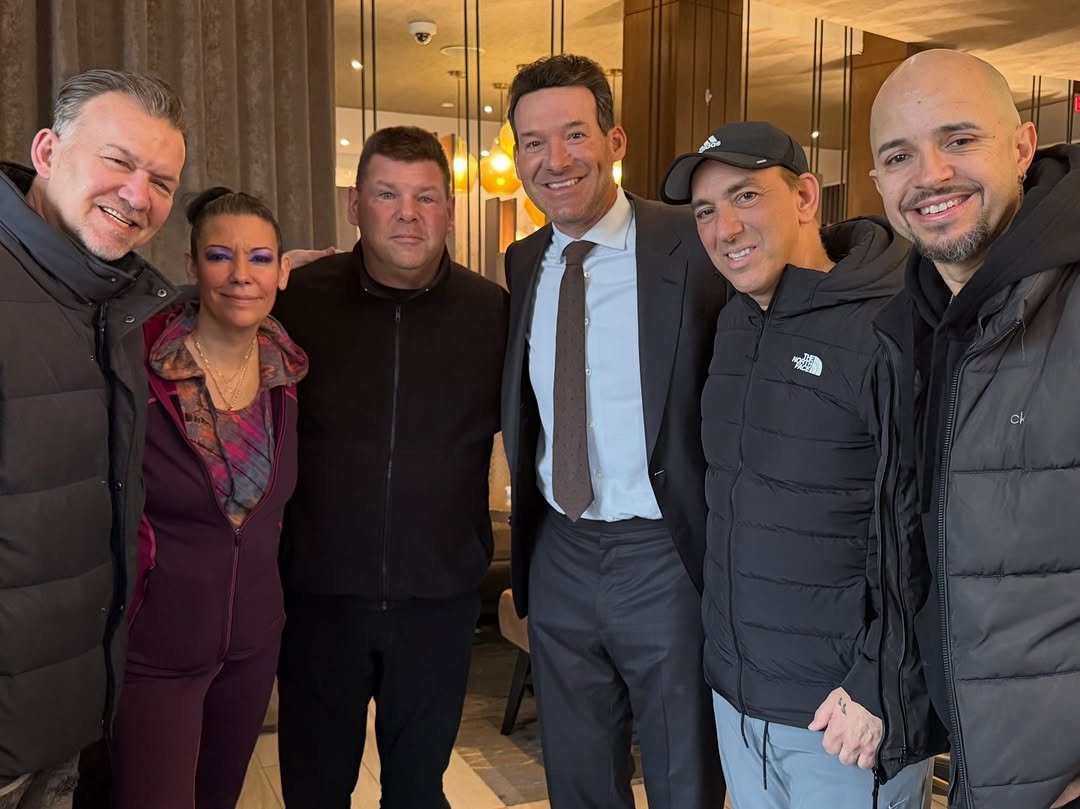 Tables fill up fast when the company looks like this. 😉 

📸: @damonmarks