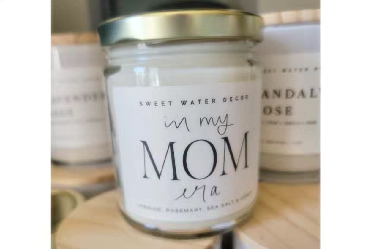 🚨📢Mothers Day Giveaway! 🌸

Tag your partner, friend and/or any mom you'd think would love our new @sweetwaterdecor candle &quot;in my mom era&quot; &amp; we will randomly draw a winner to take one home Monday May 13th🎉 

In my mom era candle is s