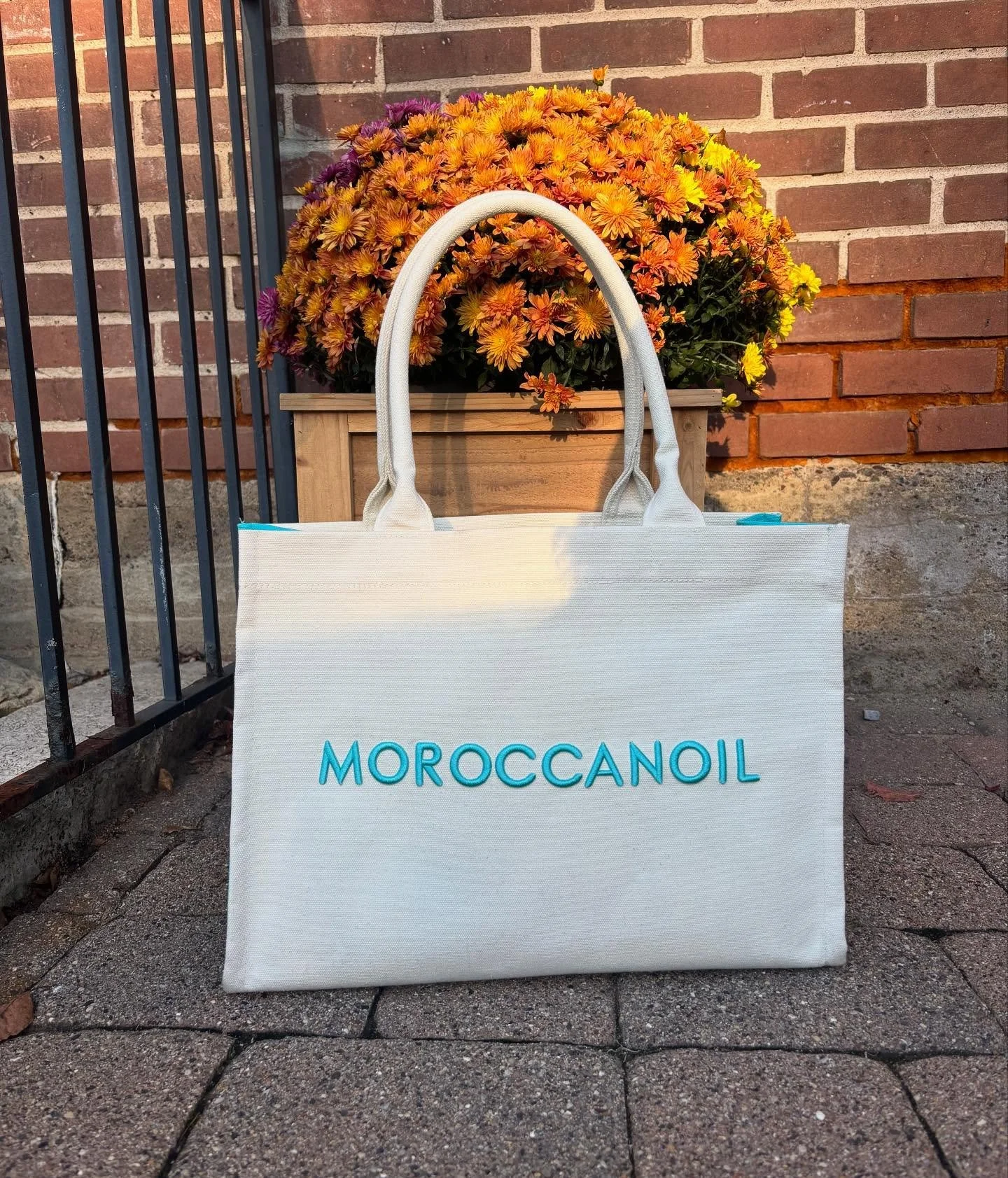 ✨GIVEAWAY! ✨

We brought the glam back from Las Vegas and want to share it with YOU! Enter to win an exclusive MoroccanOil bag from our pro training this past August &mdash; filled with limited edition favorites valued at OVER $100!

✨ Friday&ndash;M