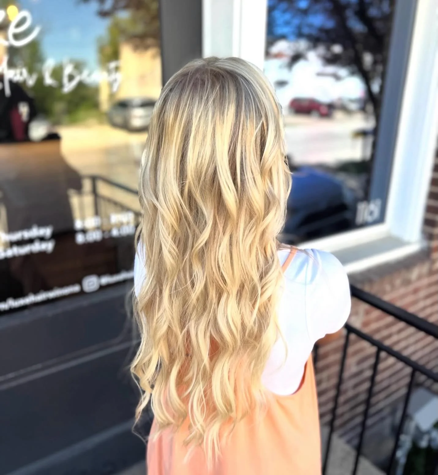 Hair by @hairbycourtney15 on @glowingbyzo 
✌️2 rows of @bellamihairpro 
Ash Blonde rooted with walnut brown and white blonde keratin tips🔥
#luxehairwinona #winonamn #winonamnhair #winonamnhairextensions