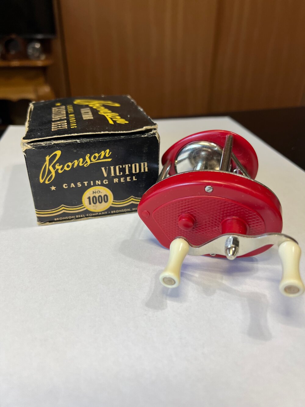 Bronson VICTOR No. #1000 Level Wind with Original Box Circa-1960