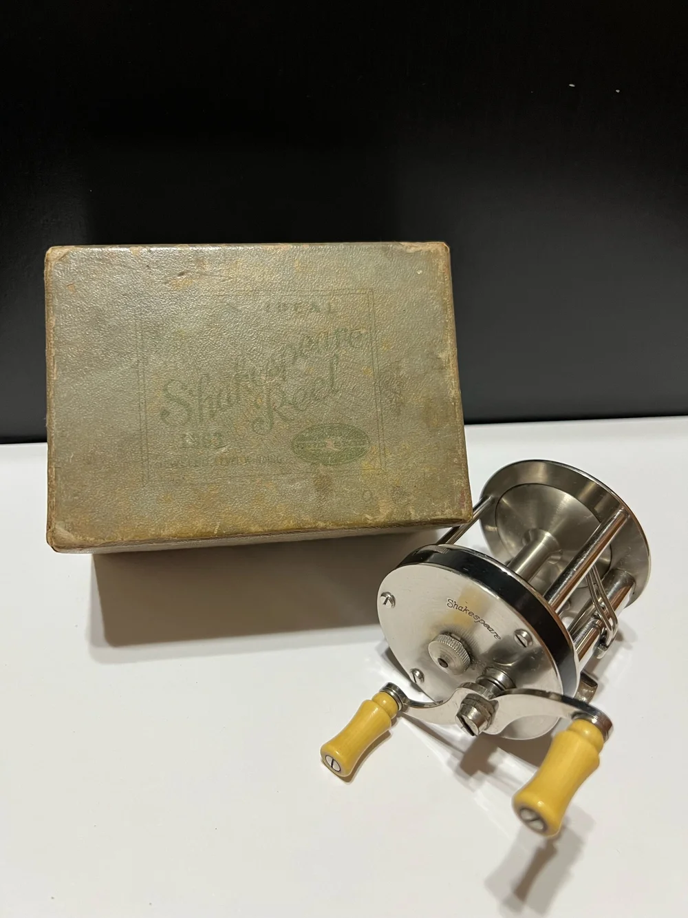 Shakespeare IDEAL No. 1963 Level Wind Jeweled with Green/Grey