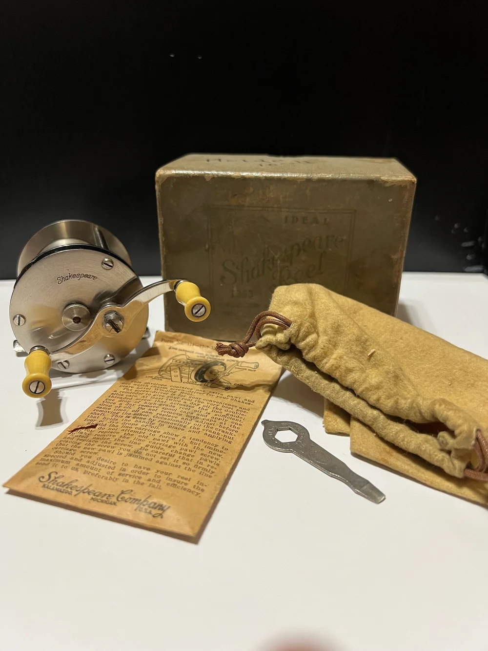 Shakespeare IDEAL No. 1963 Level Wind Jeweled with Green/Grey