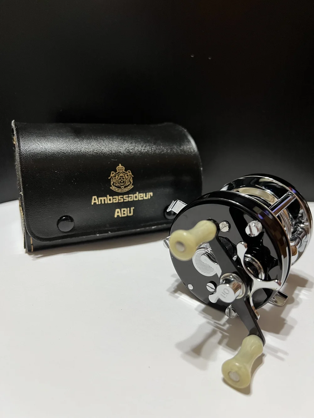 ABU AMBASSADEUR 5000C in Black with Case, accessories