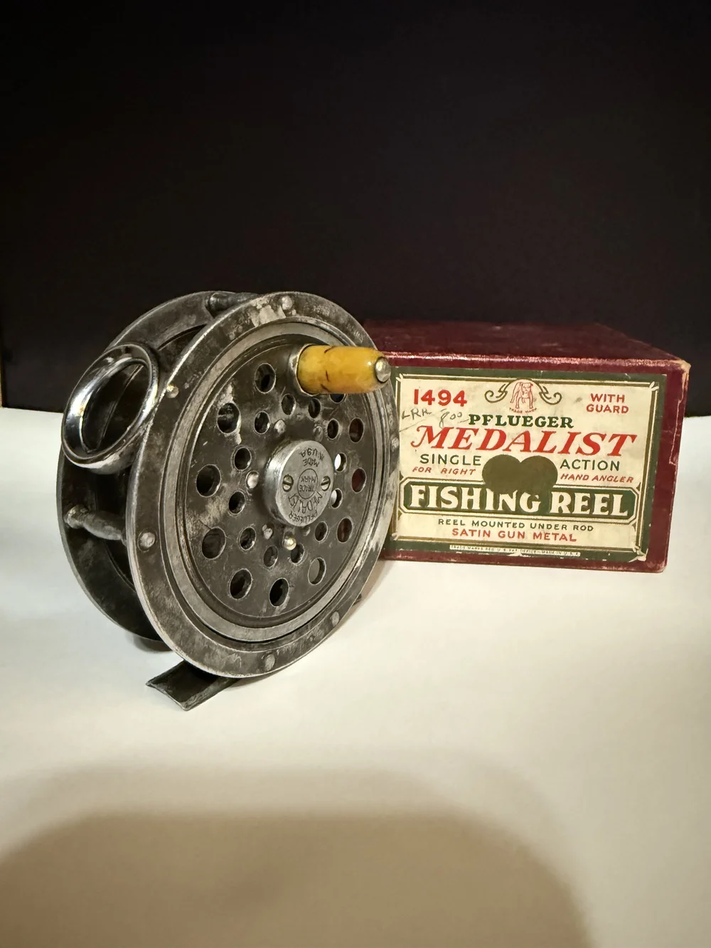 Pflueger Medalist 1494 Rare Sculptured Pillar and Spool in Correct