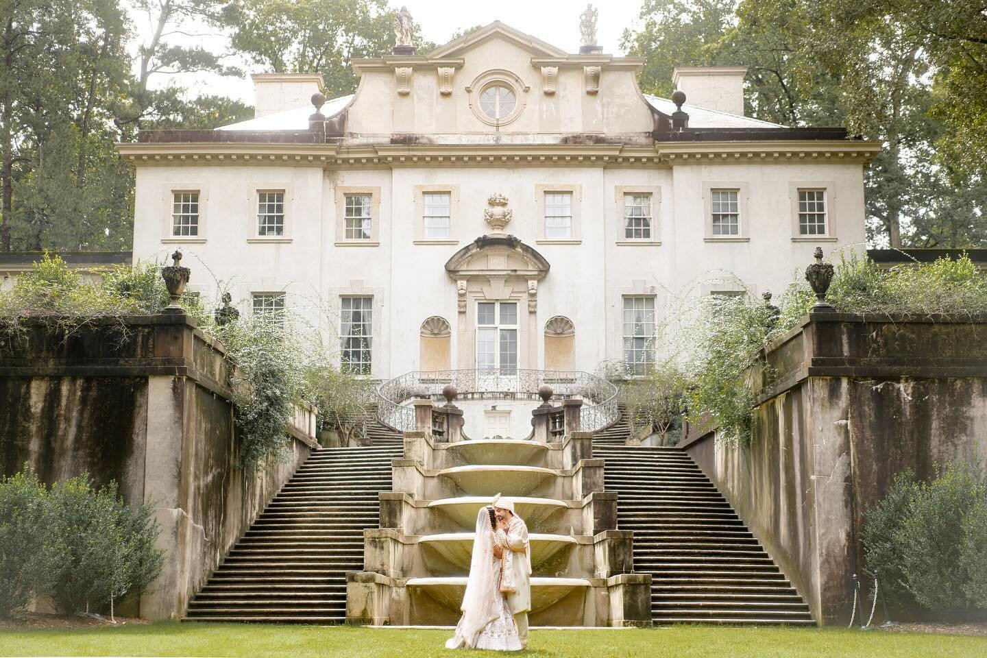 The Swan House at the Atlanta History Center will always be a favorite to shoot at. I mean just look at how dreamy it is 😍 

#southasainwedding #atlantawedding #atlantaweddingphotographer #southasianbride #swanhouse #atlantaweddingvenue