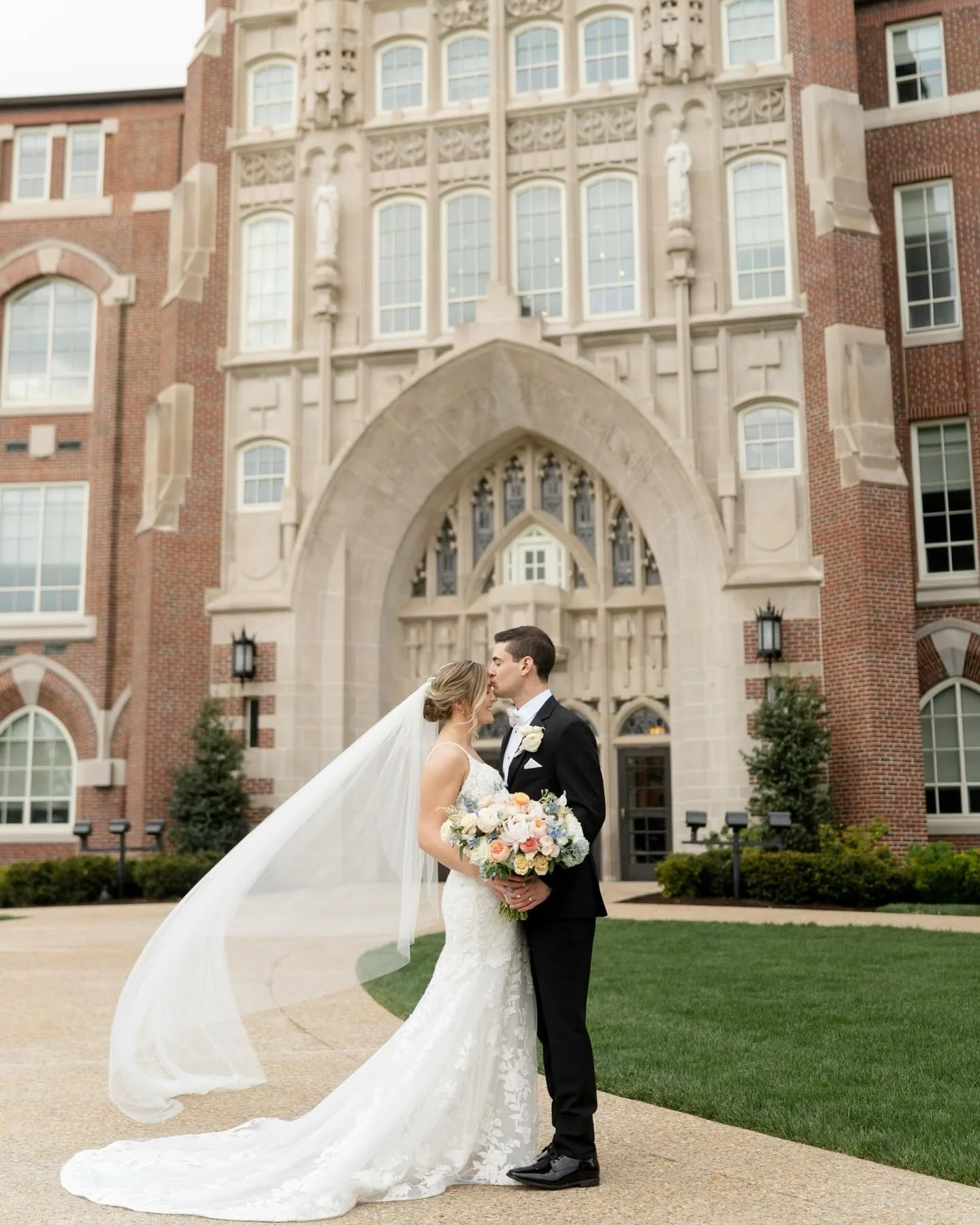 Amanda &amp; Thomas ~ Forehead kisses and a little rain for good luck 💋🌧️

Such a full circle moment with these two. I first met Amanda when she was a bridesmaid at another wedding I photographed just a couple of years ago and getting to be there f