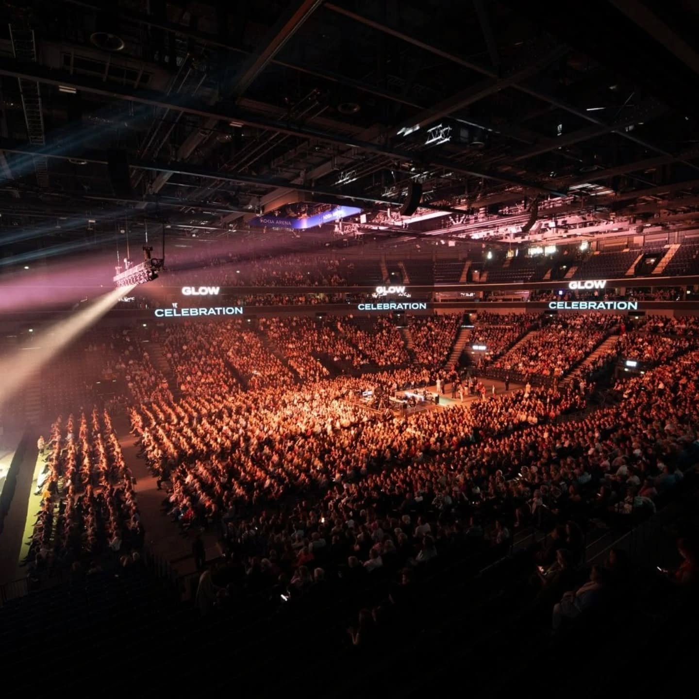 Glow 2025 
On ollut etuoikeus seurata vierest&auml; t&auml;m&auml;n tapahtuman muotoutumista ja sen taustalla olevia poikkeuksellisia ihmisi&auml;, jotka ovat edenneet rohkeasti kohti n&auml;ky&auml;&auml;n yhteis&ouml;llisest&auml; gospeltapahtumast